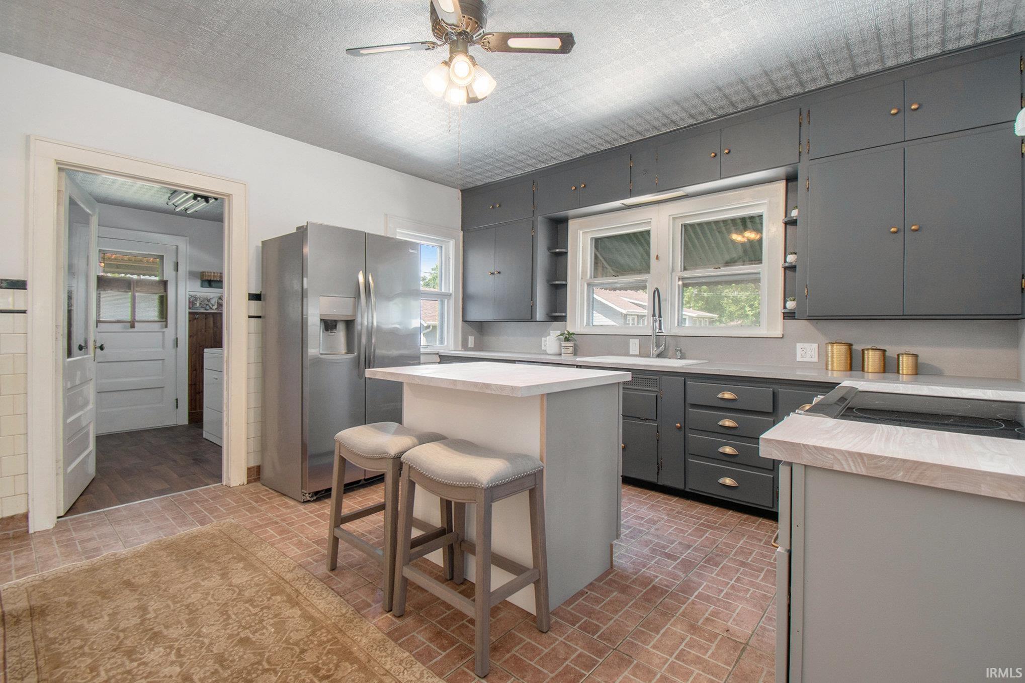 1220 W Lusher Avenue