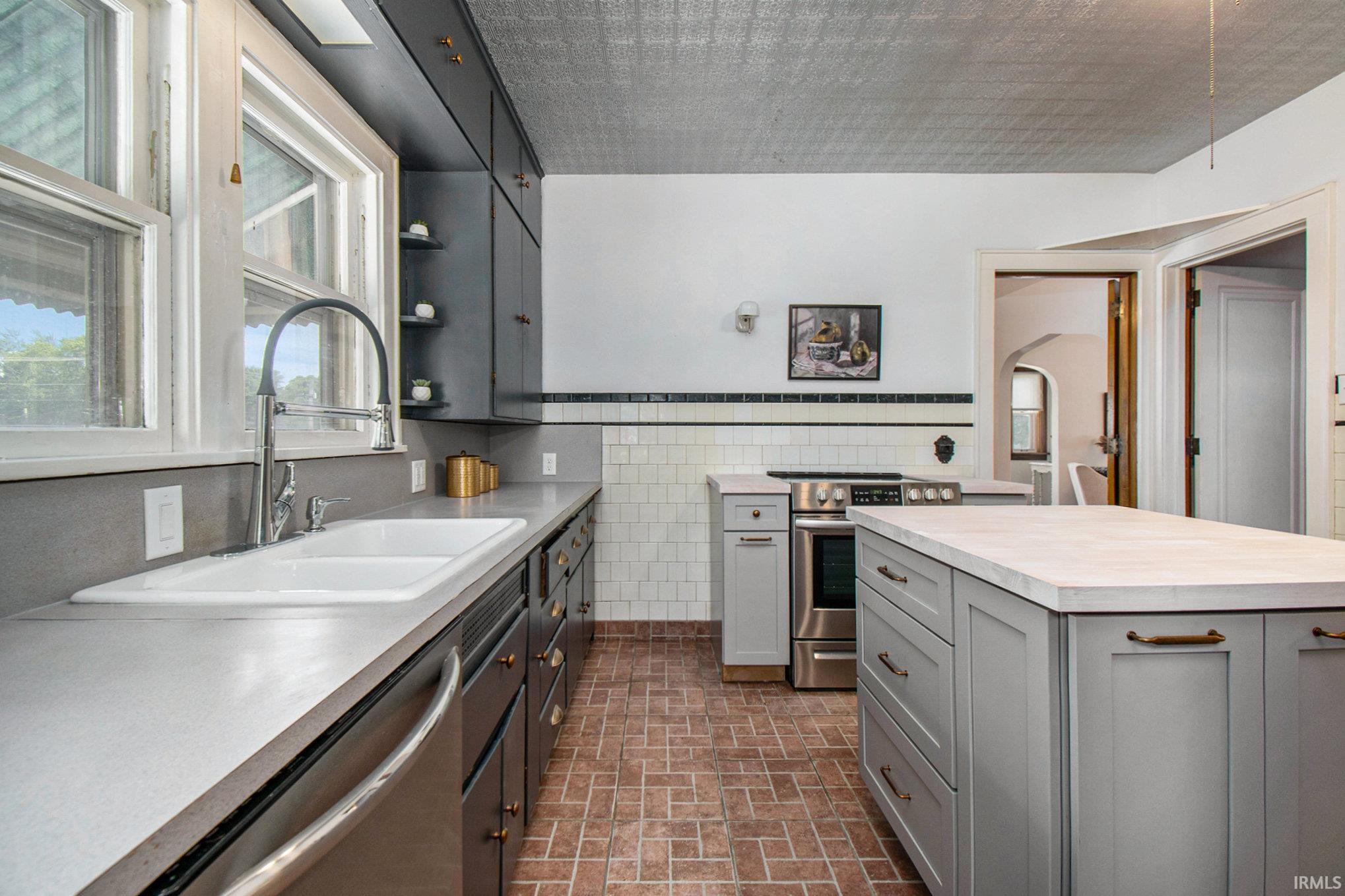 1220 W Lusher Avenue