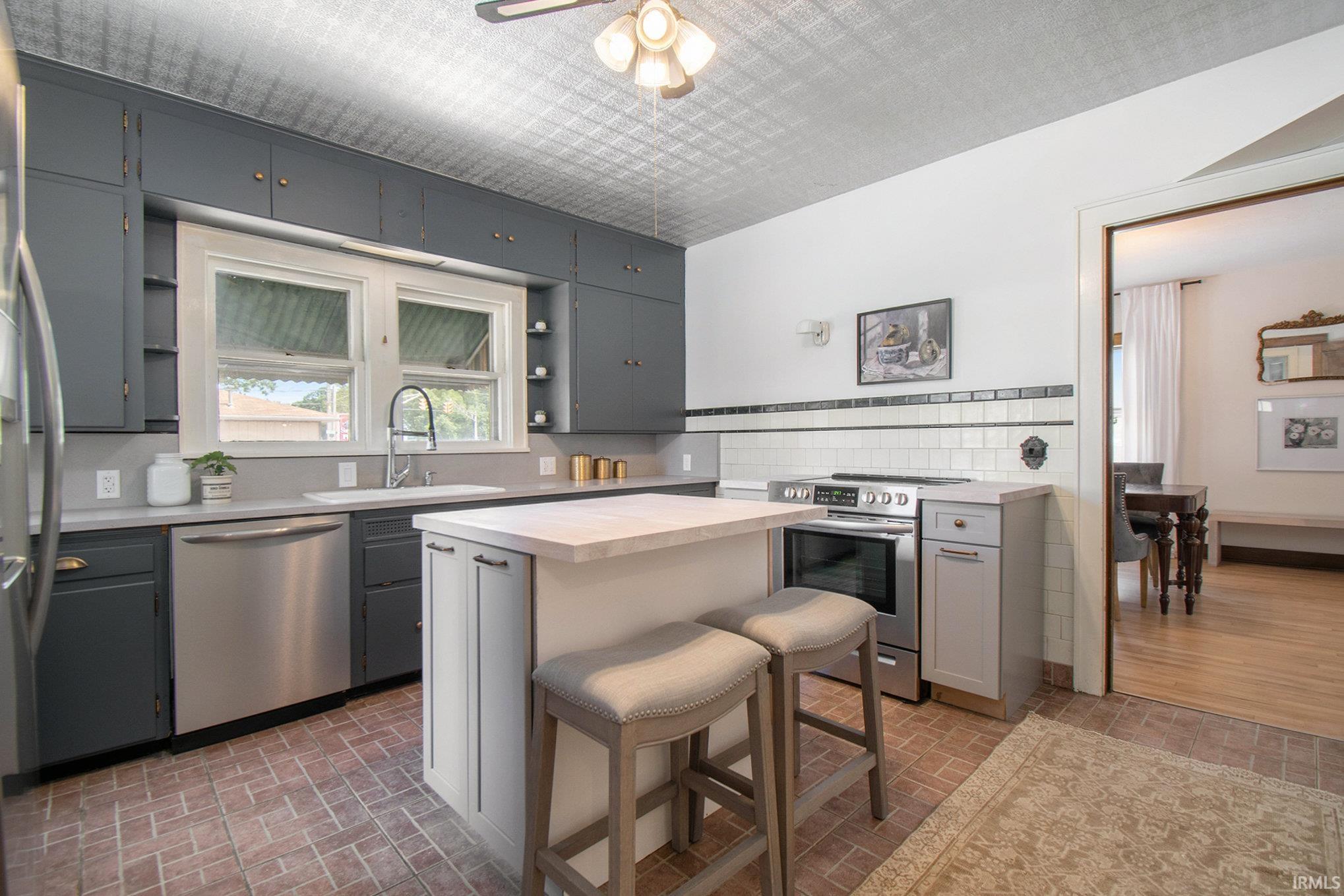 1220 W Lusher Avenue