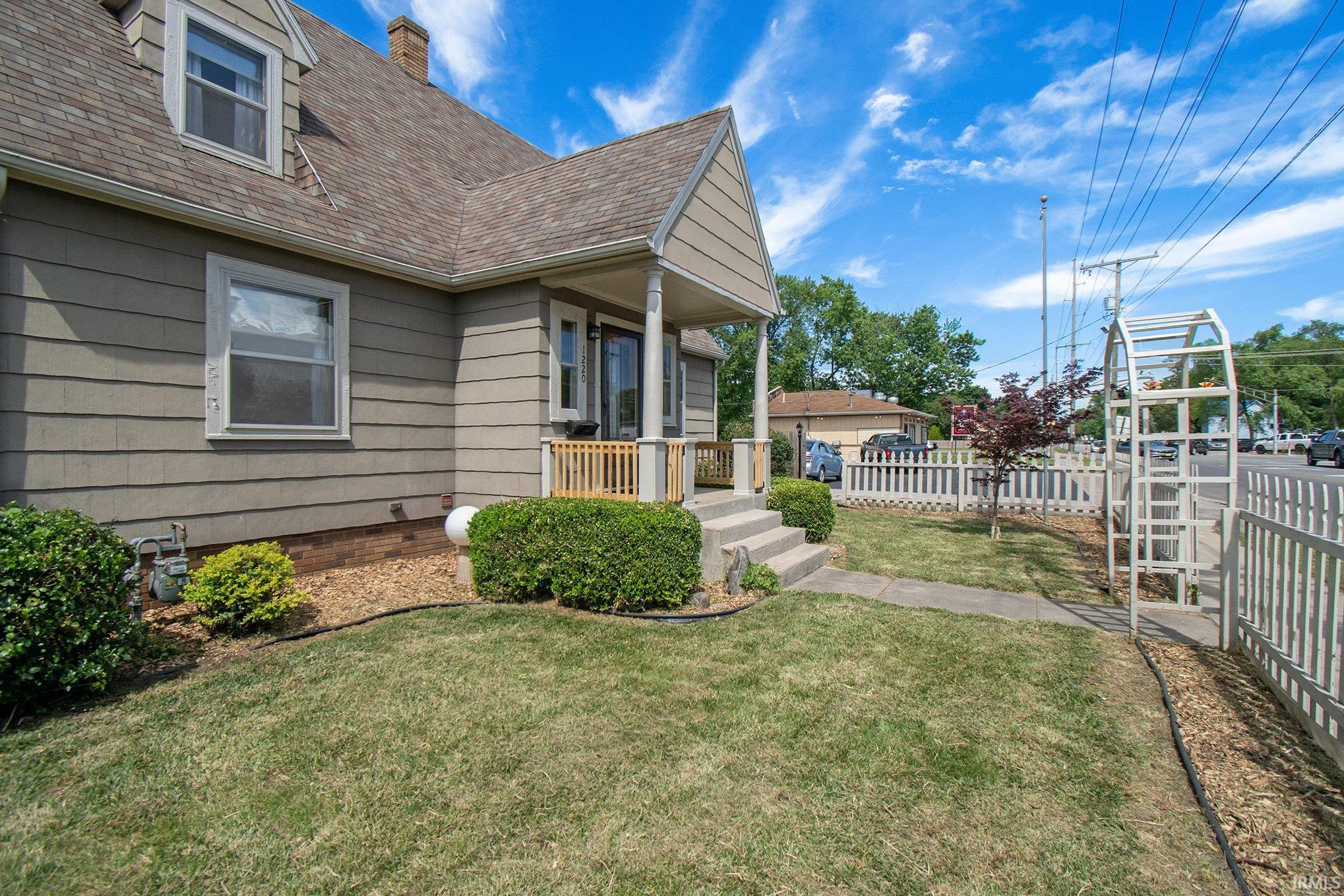 1220 W Lusher Avenue