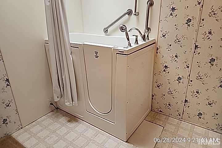 4284 Lakeshore Drive