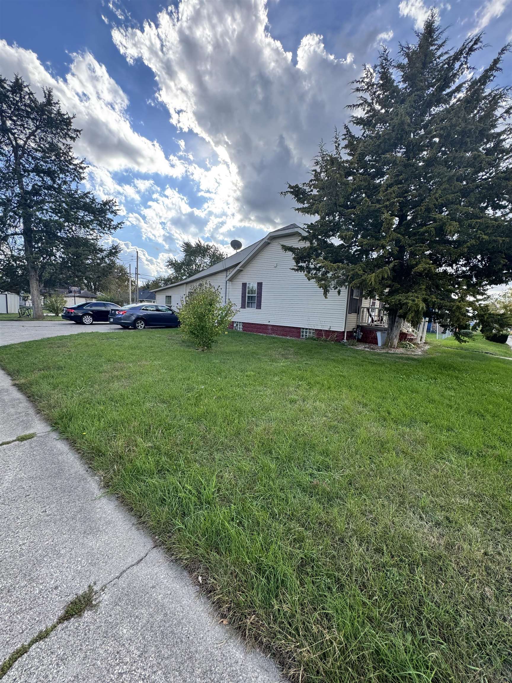 1225 W Lusher Avenue