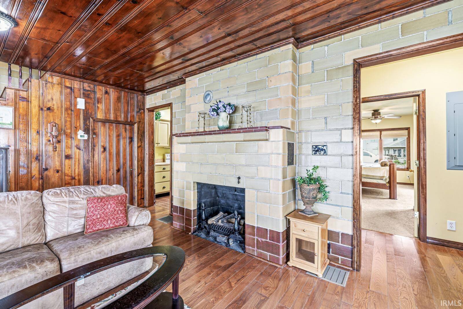 3717 Lakeshore Drive