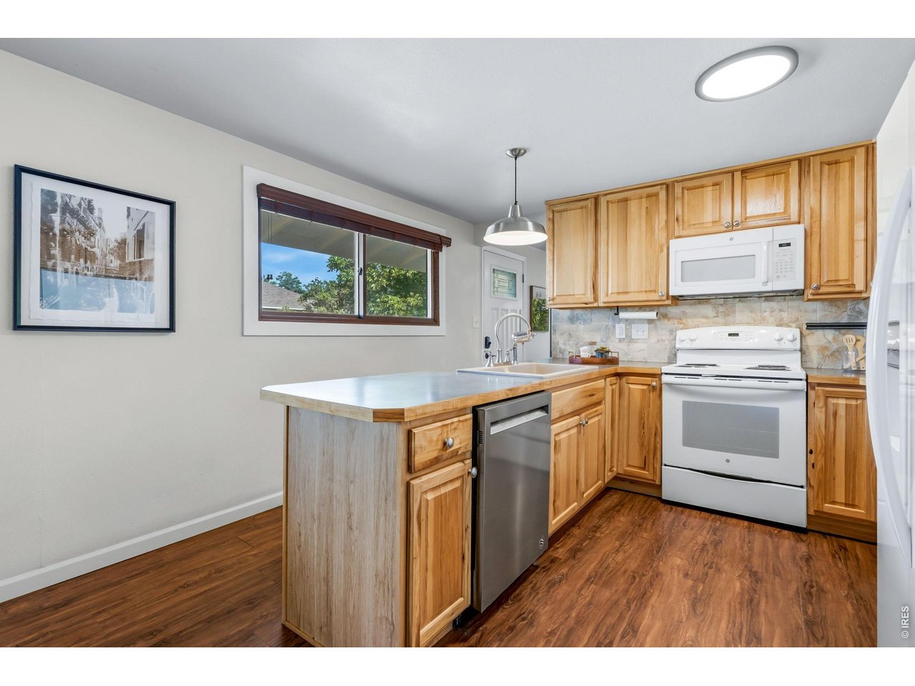 106 E 22nd St