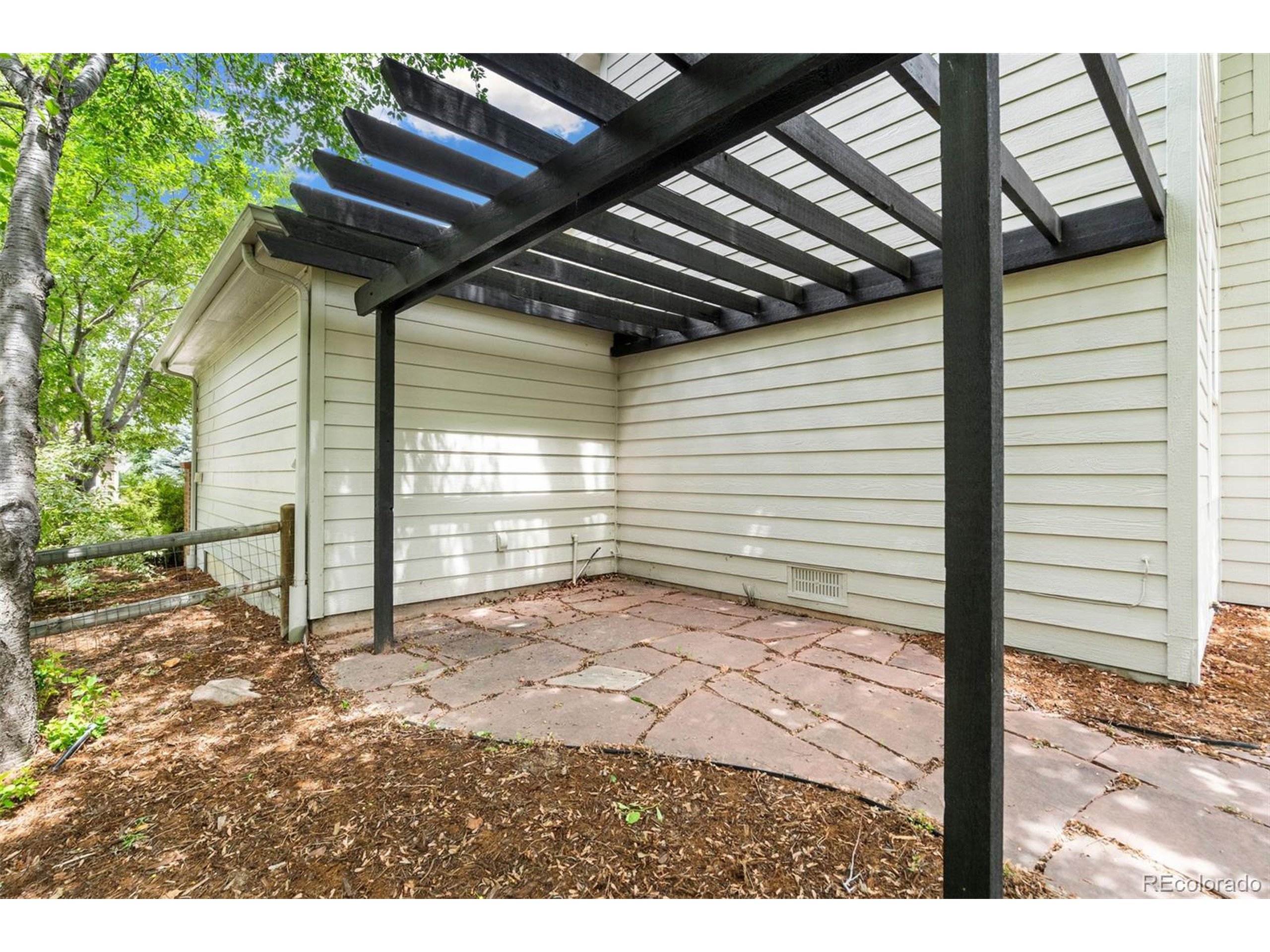 2037 River West Dr