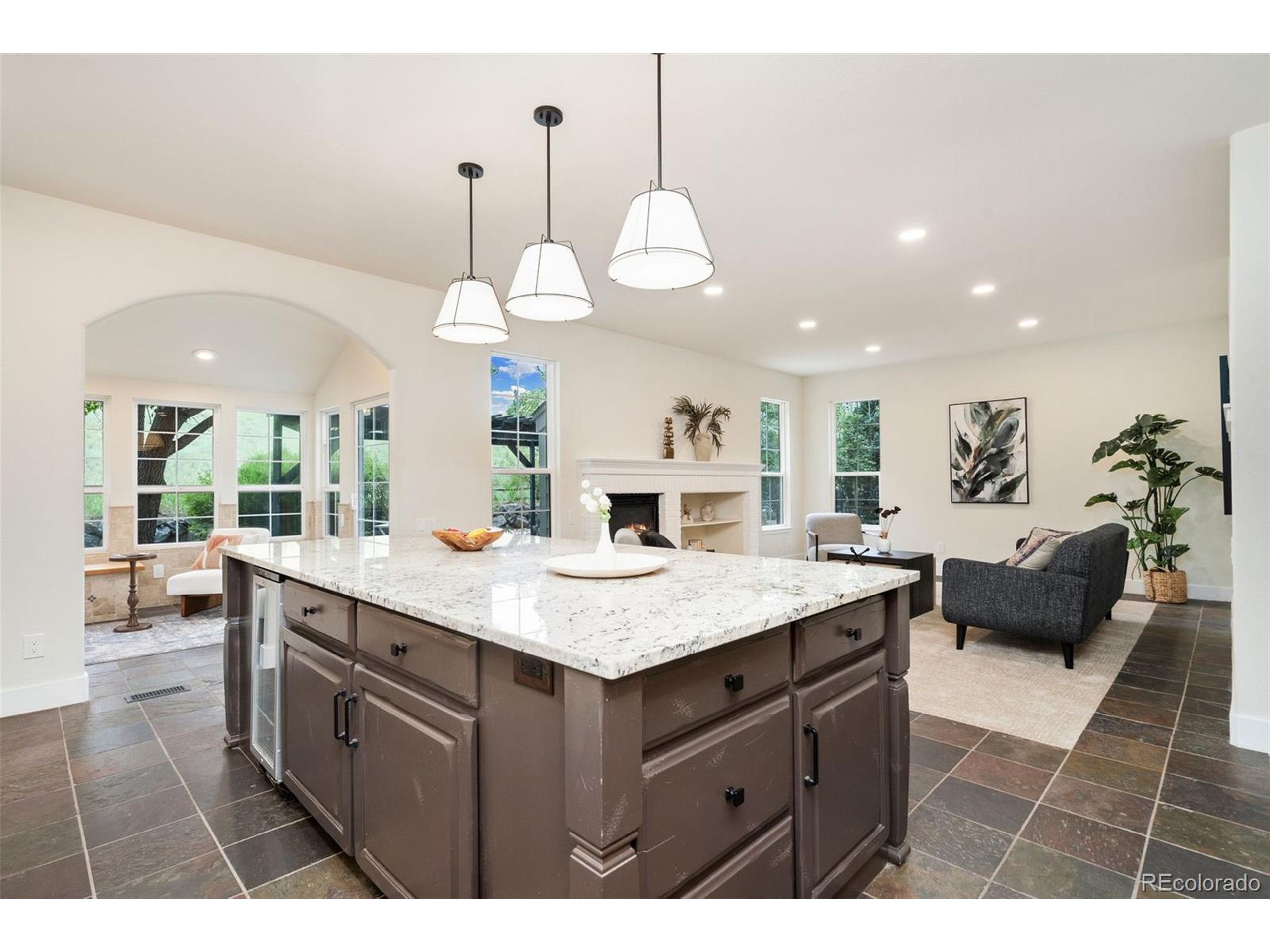 2037 River West Dr