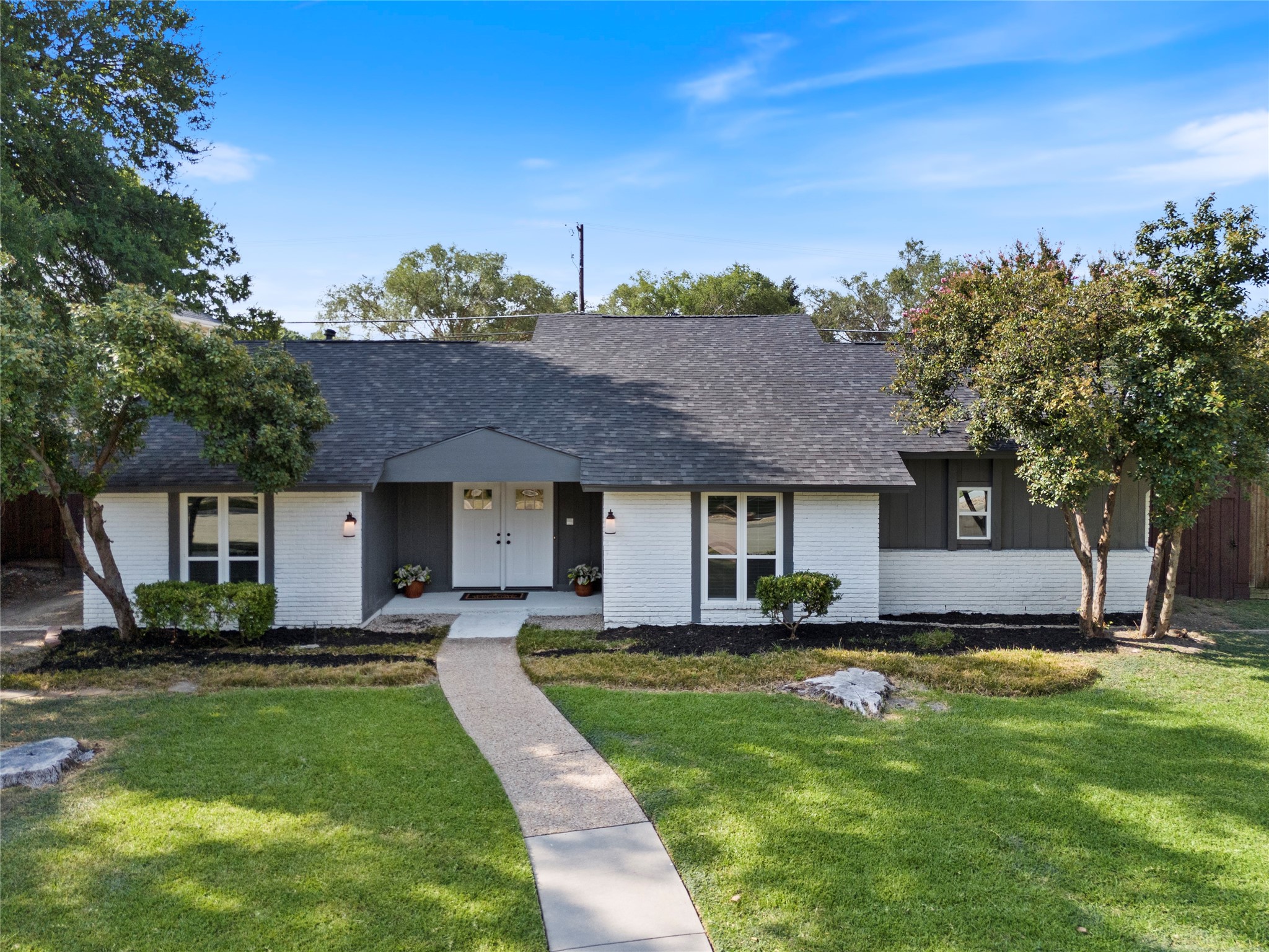 2324 Claridge Circle