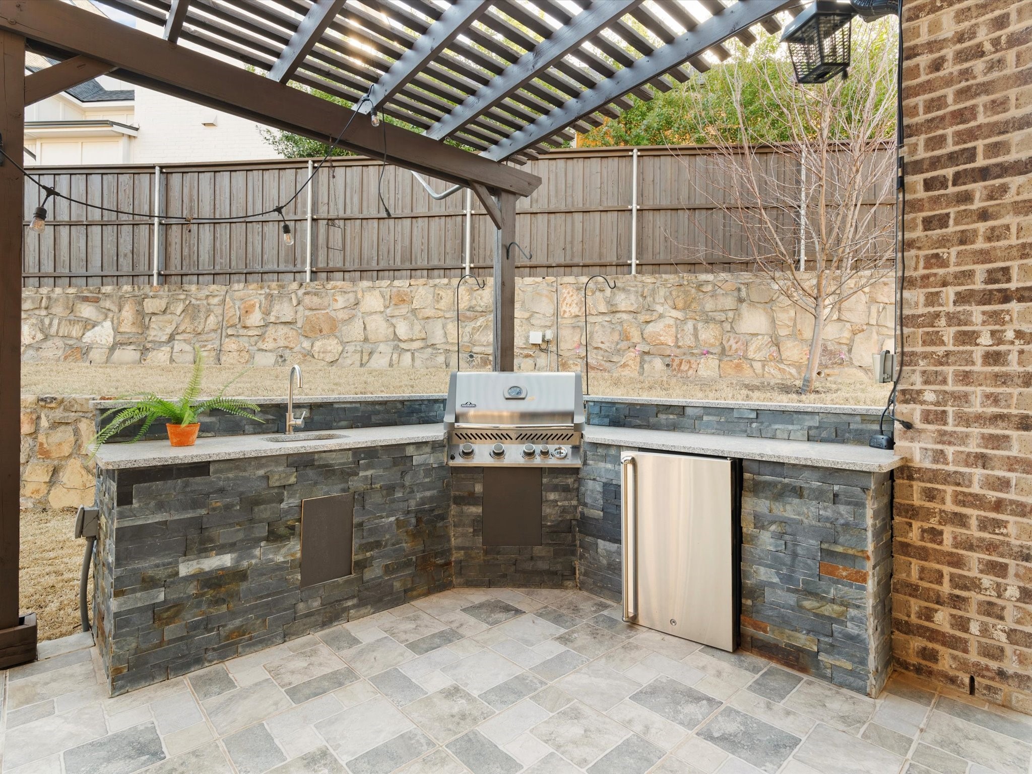 883 Alfred Court