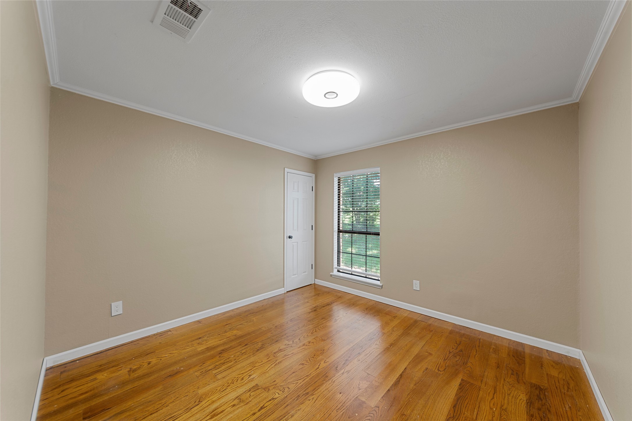 307 E 6th Street