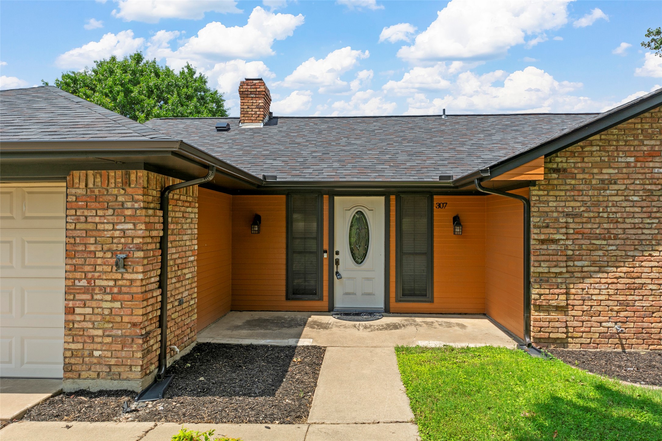 307 E 6th Street