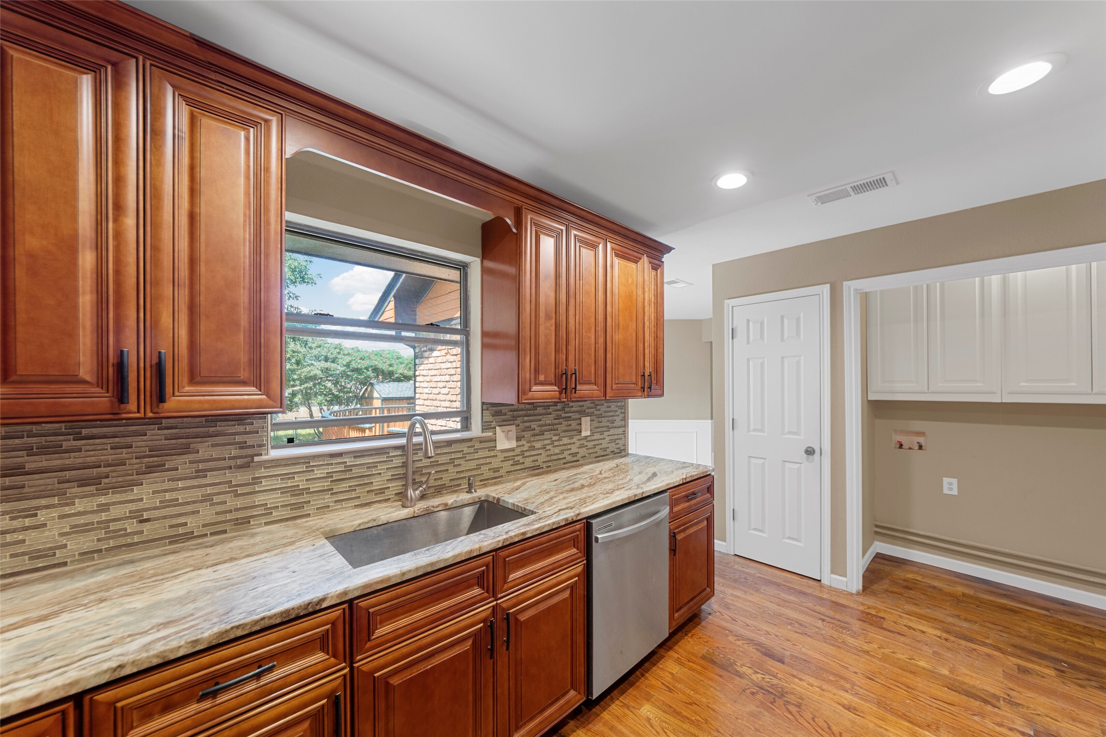 307 E 6th Street