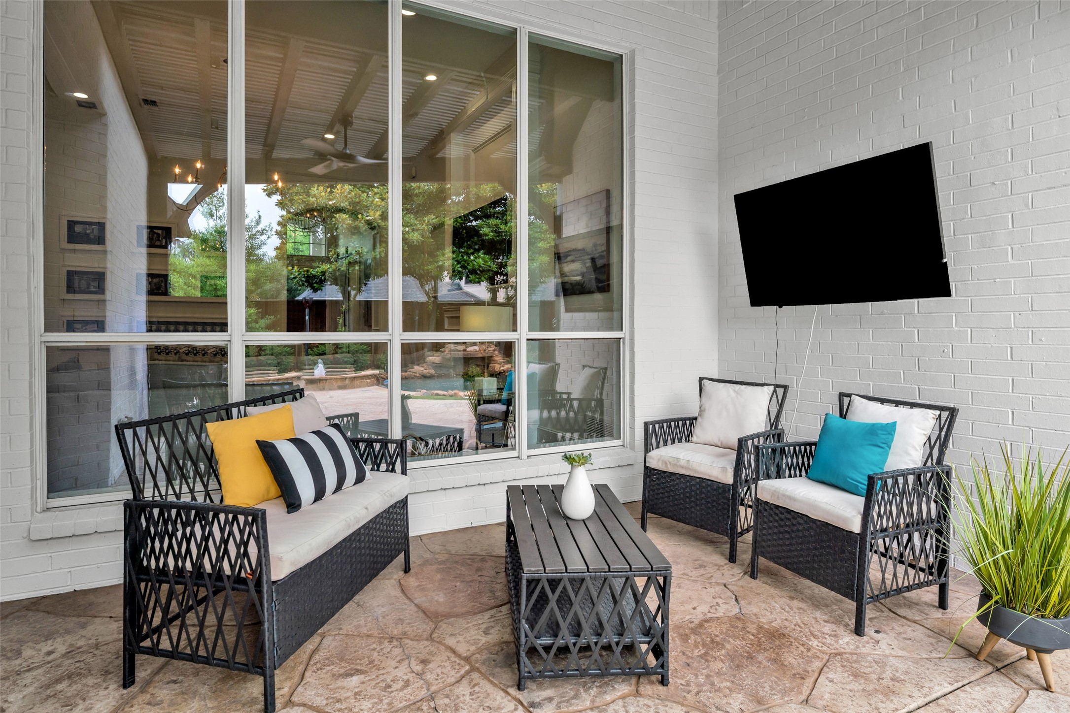 5085 Shoreline Drive