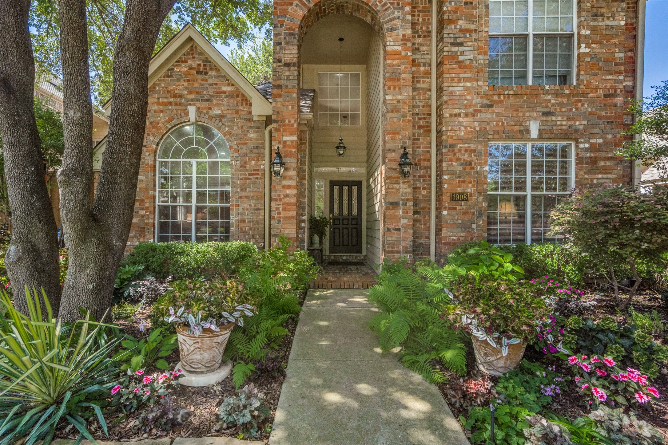1908 Vantage Drive