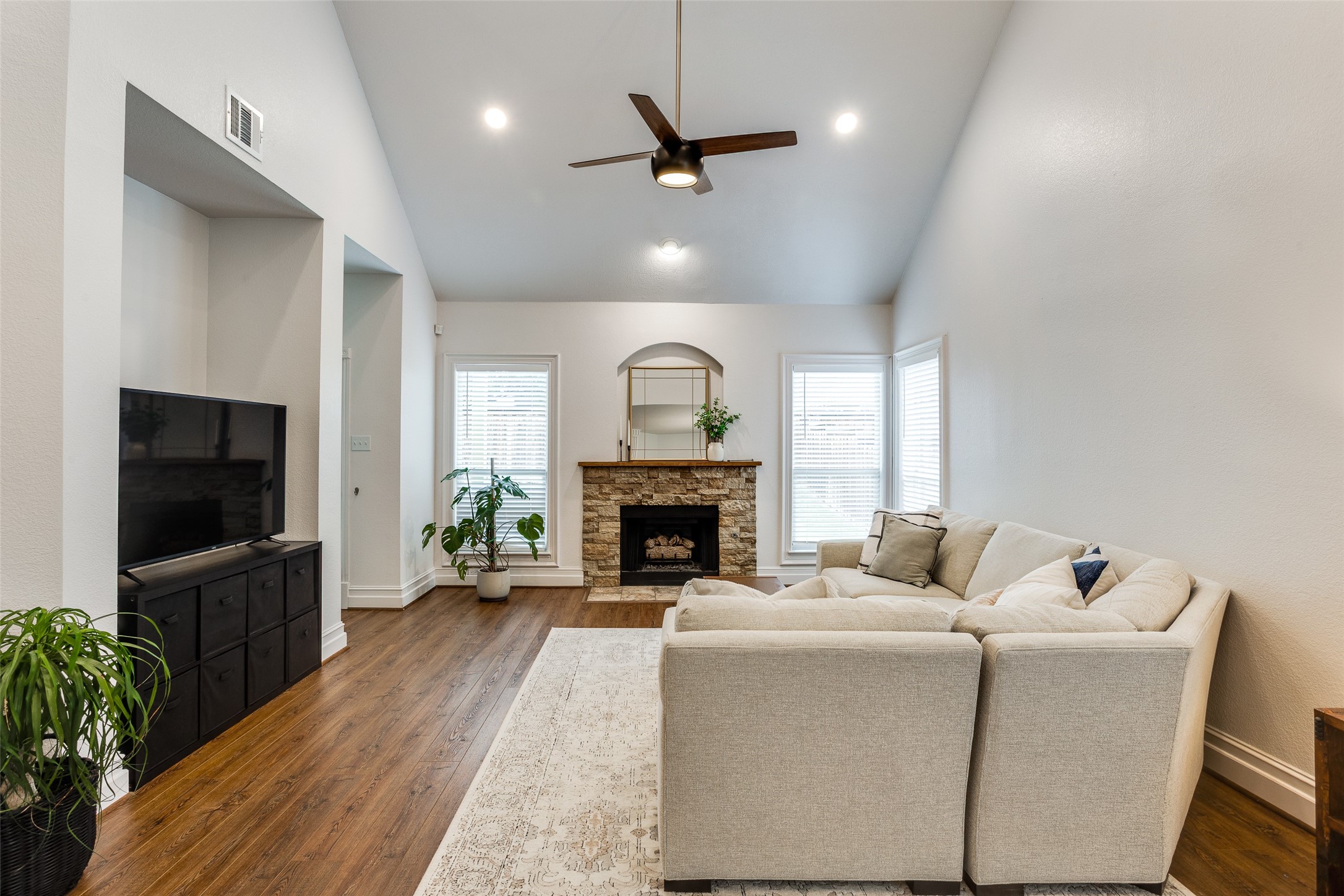 9816 Hedge Bell Drive