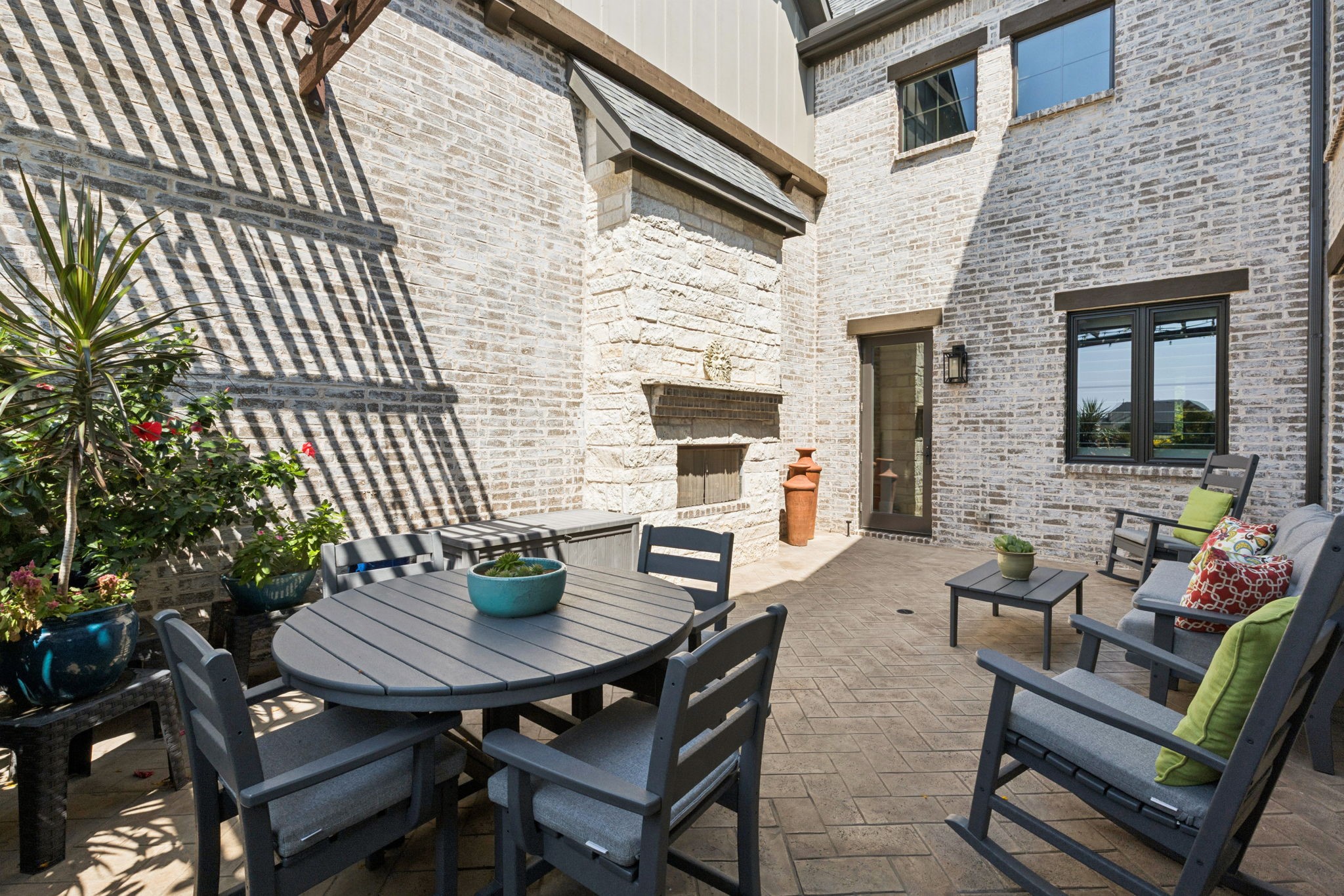 725 Inverness Lane