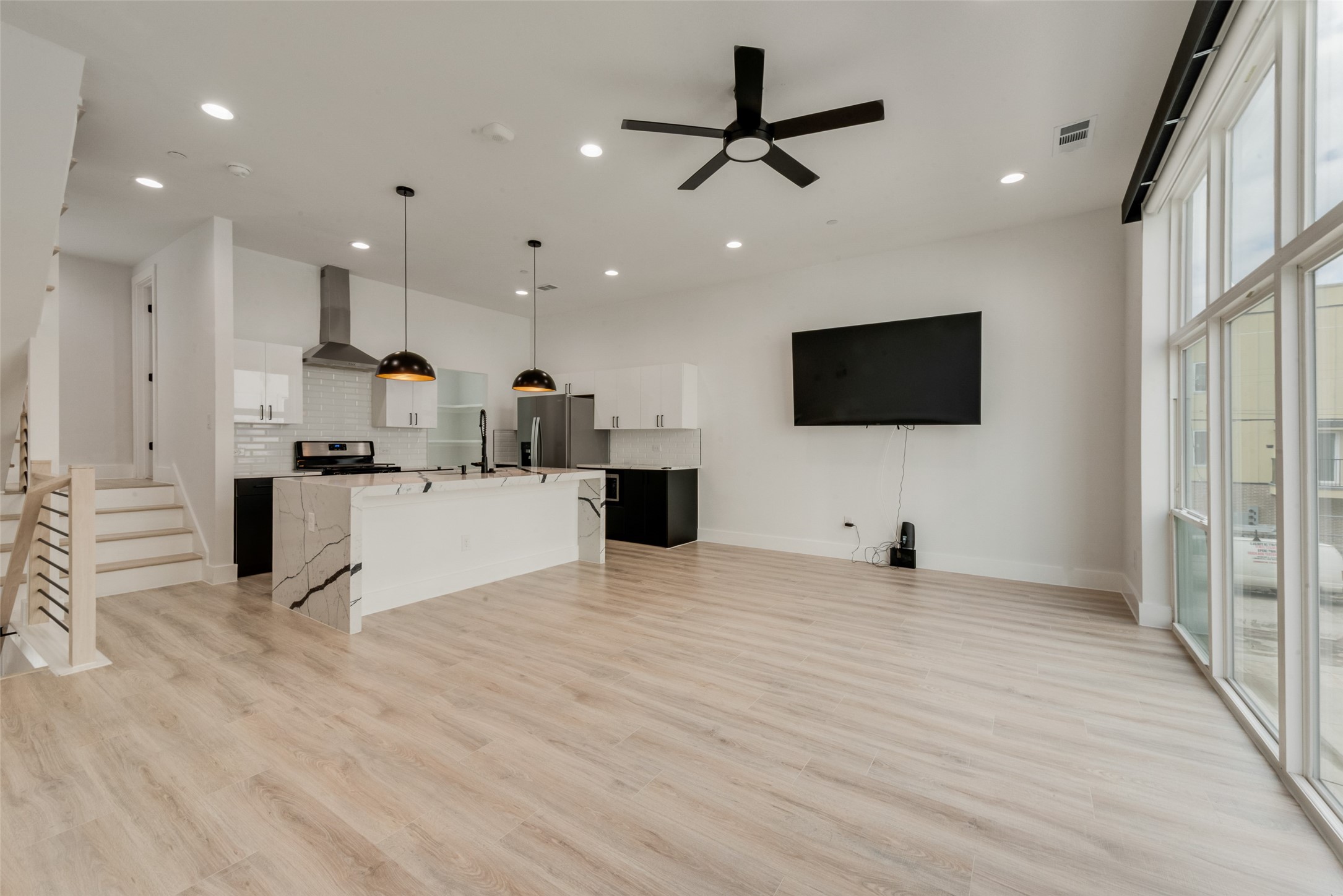 2038 N Prairie Avenue 102