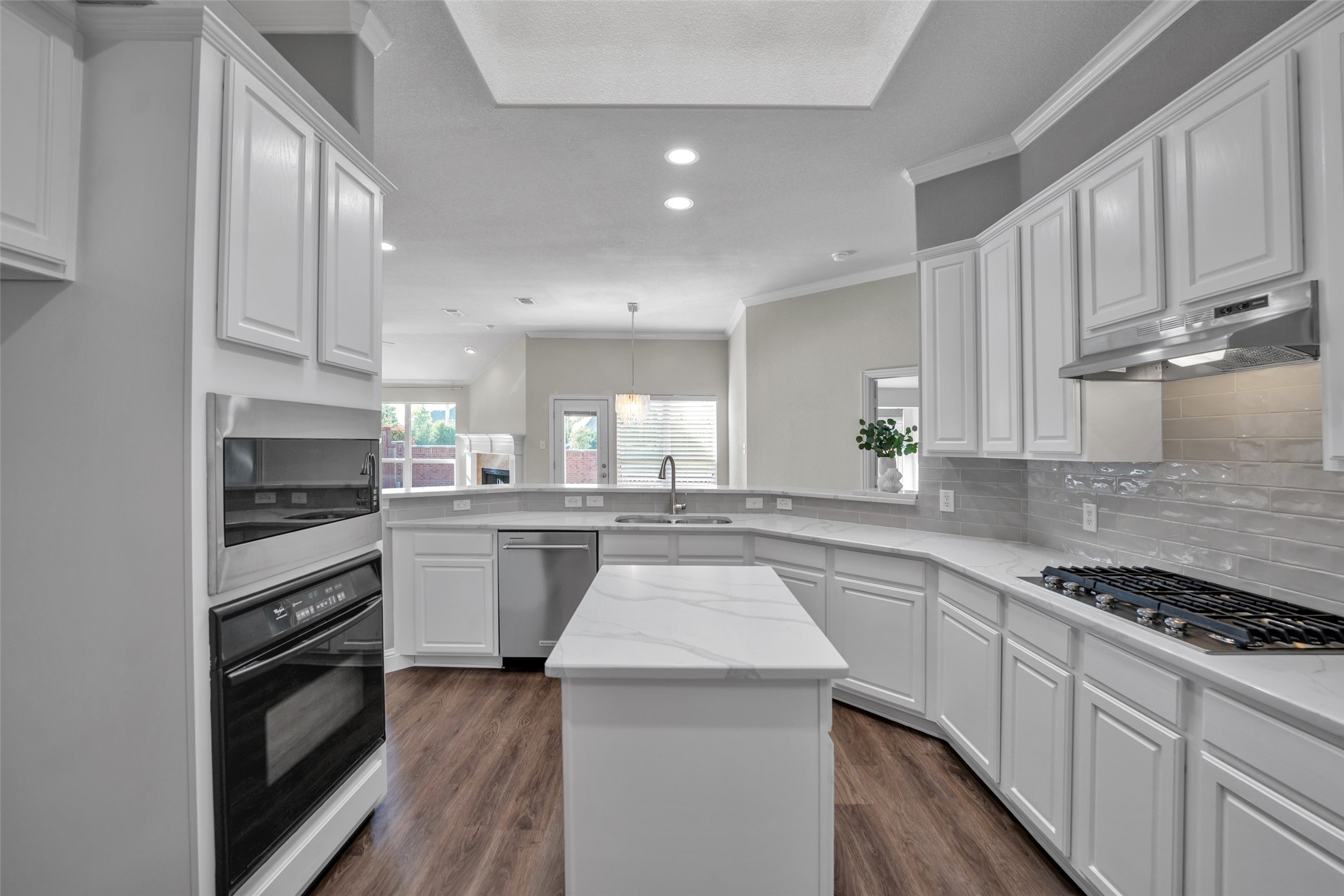 3585 Navarro Way