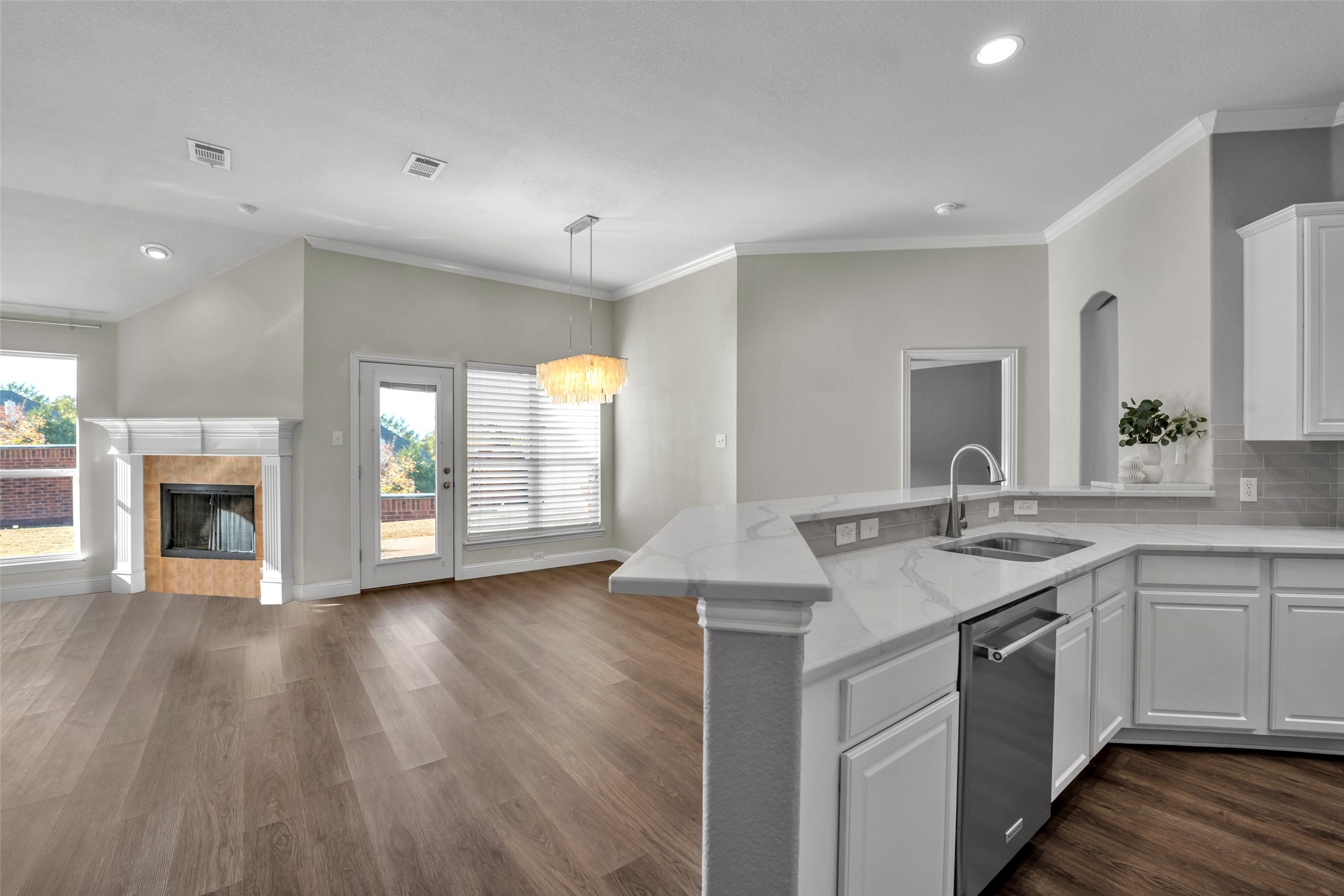 3585 Navarro Way