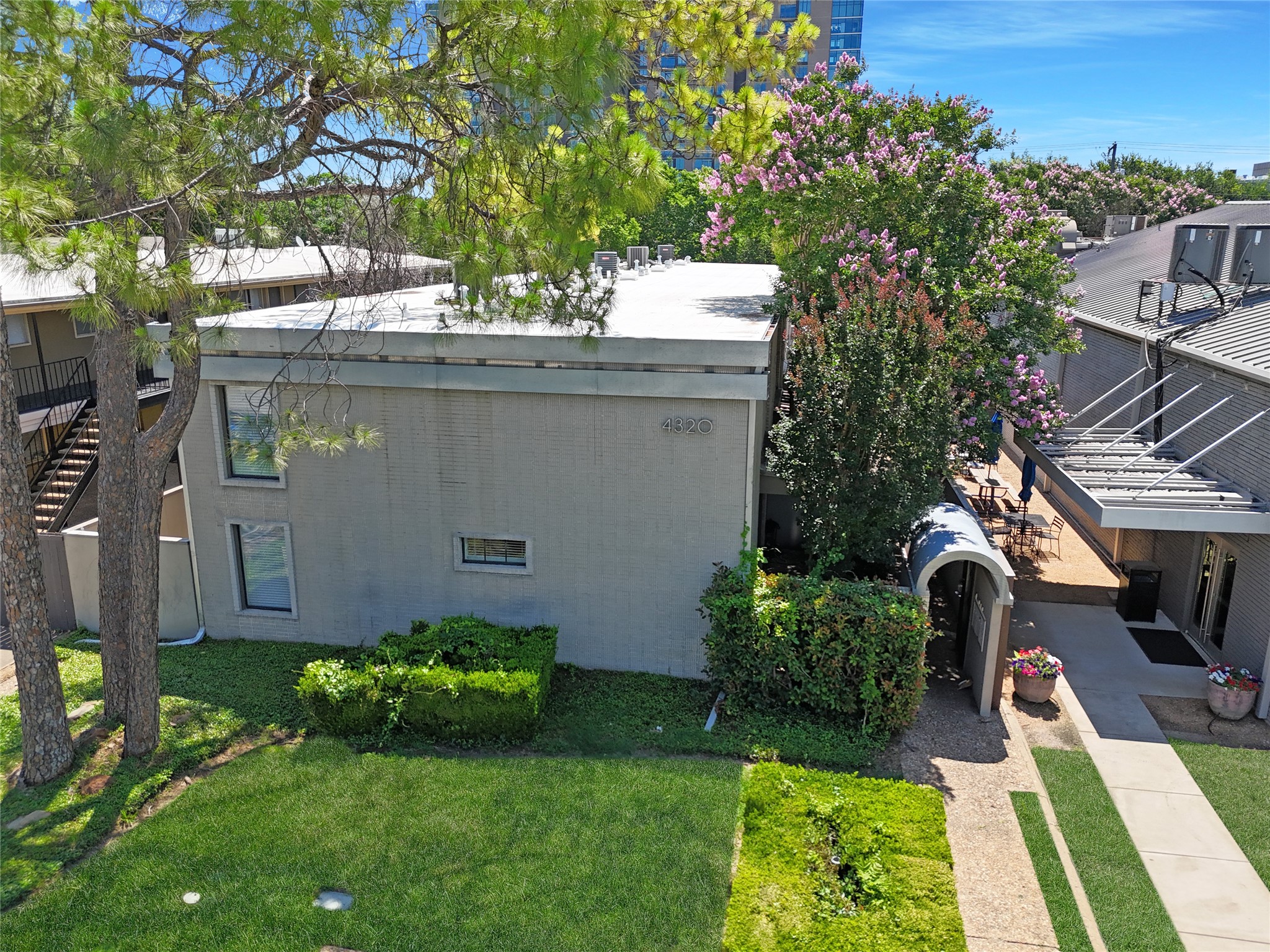4320 Cole Avenue 3