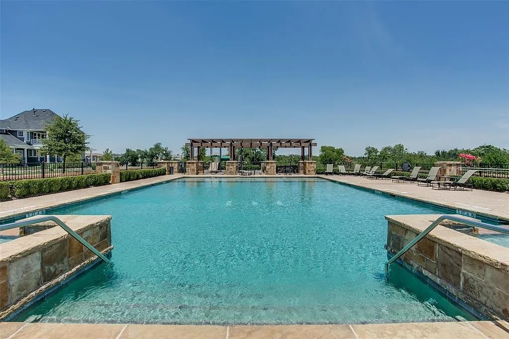 5016 Dickens Lane