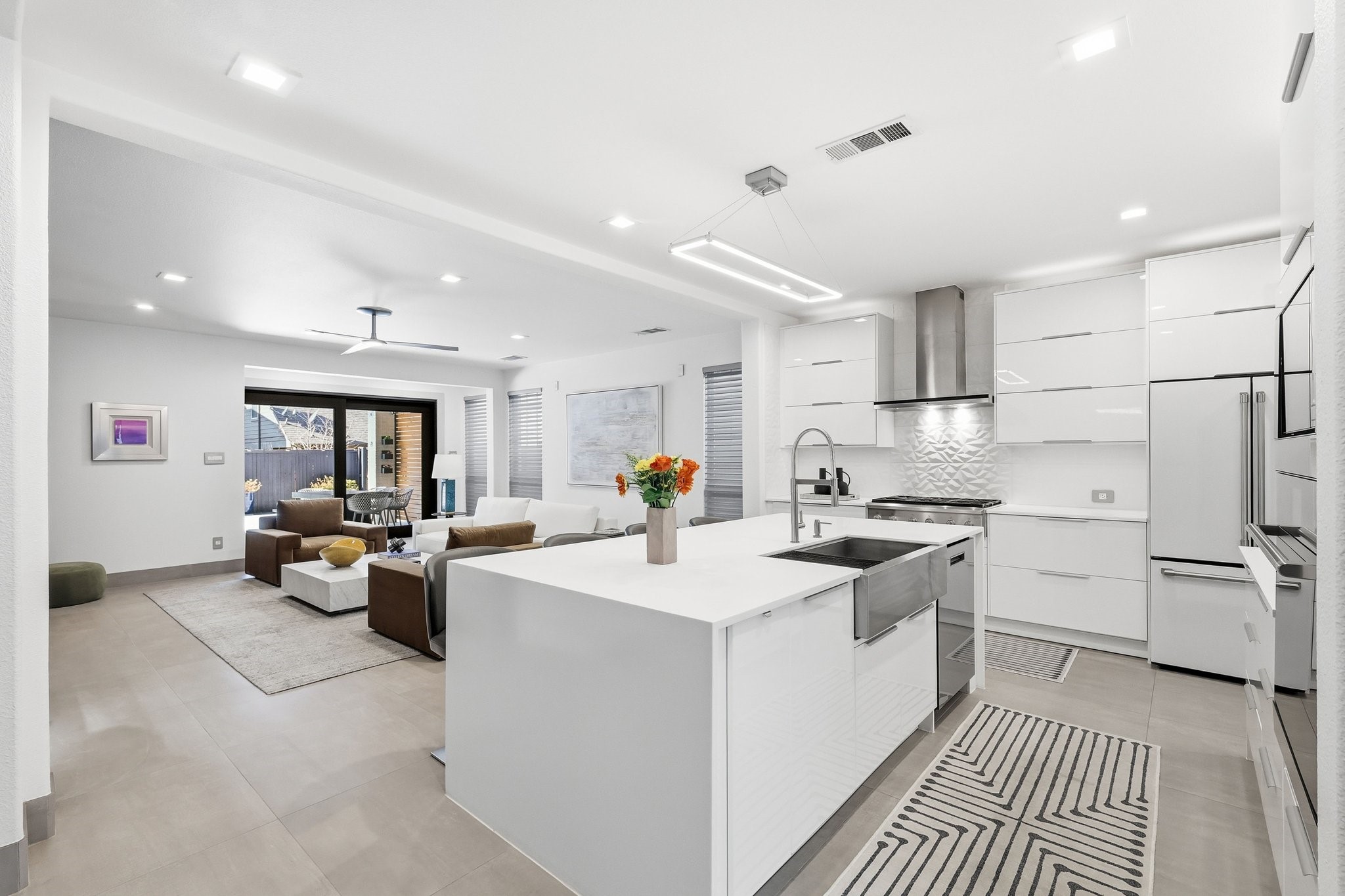 512 Highwood Trail