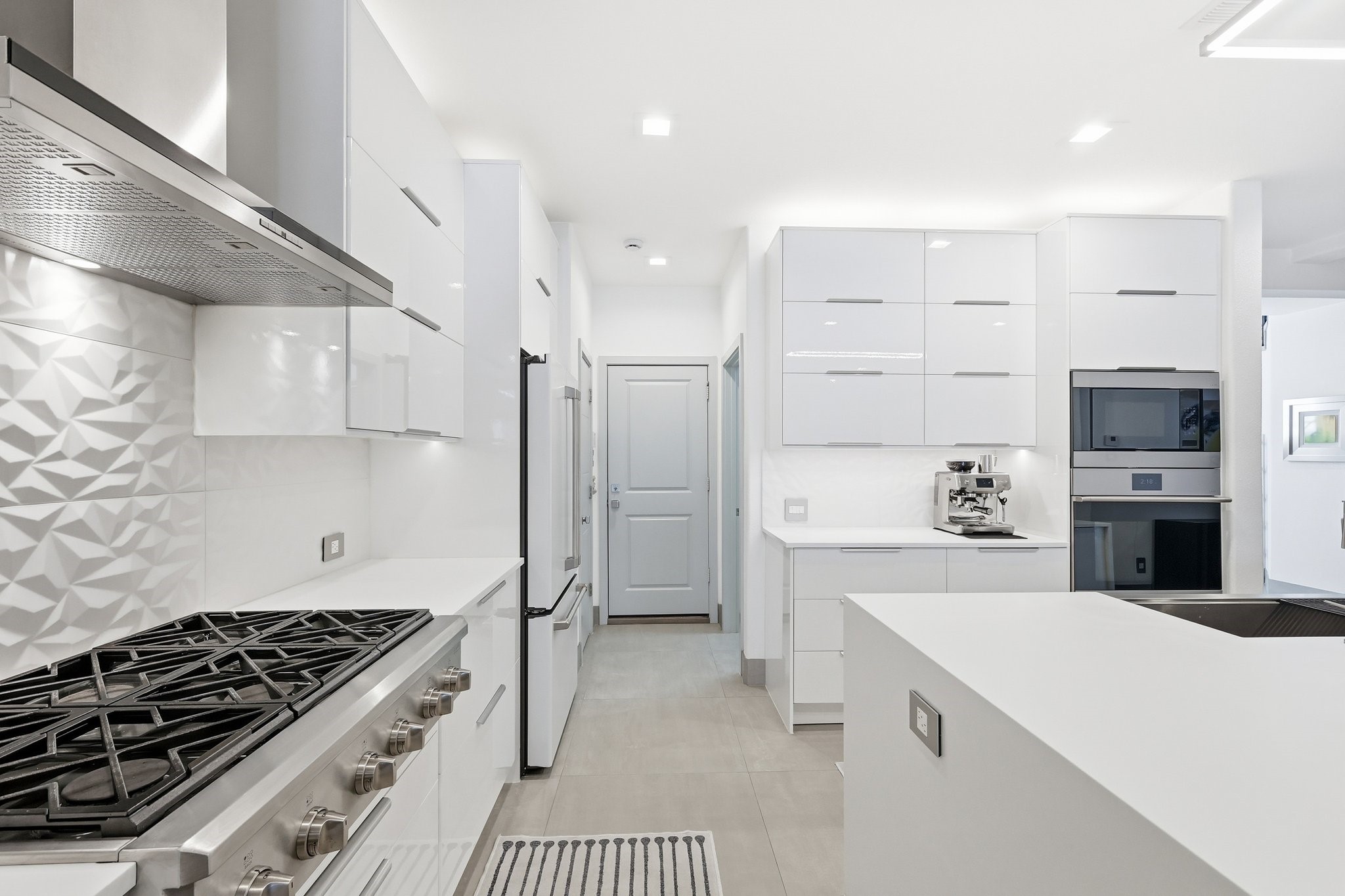 512 Highwood Trail