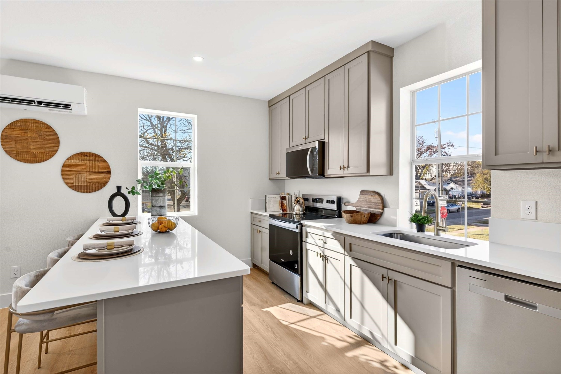 439 W 9th Street 5