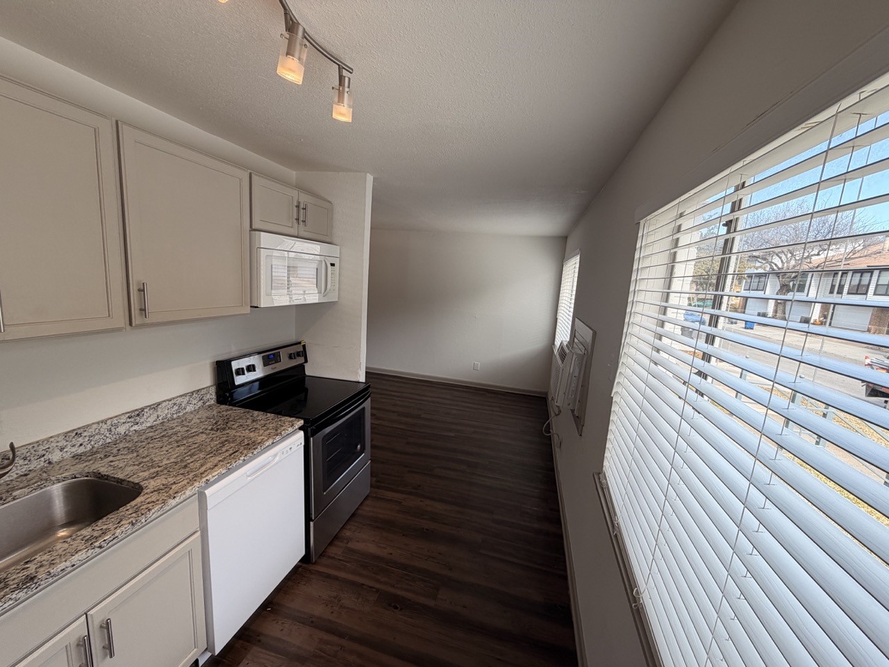4115 Douglas Avenue 102