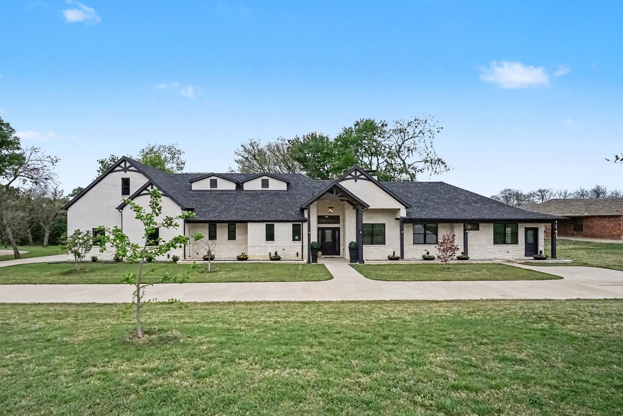 1421 Red Oak Circle