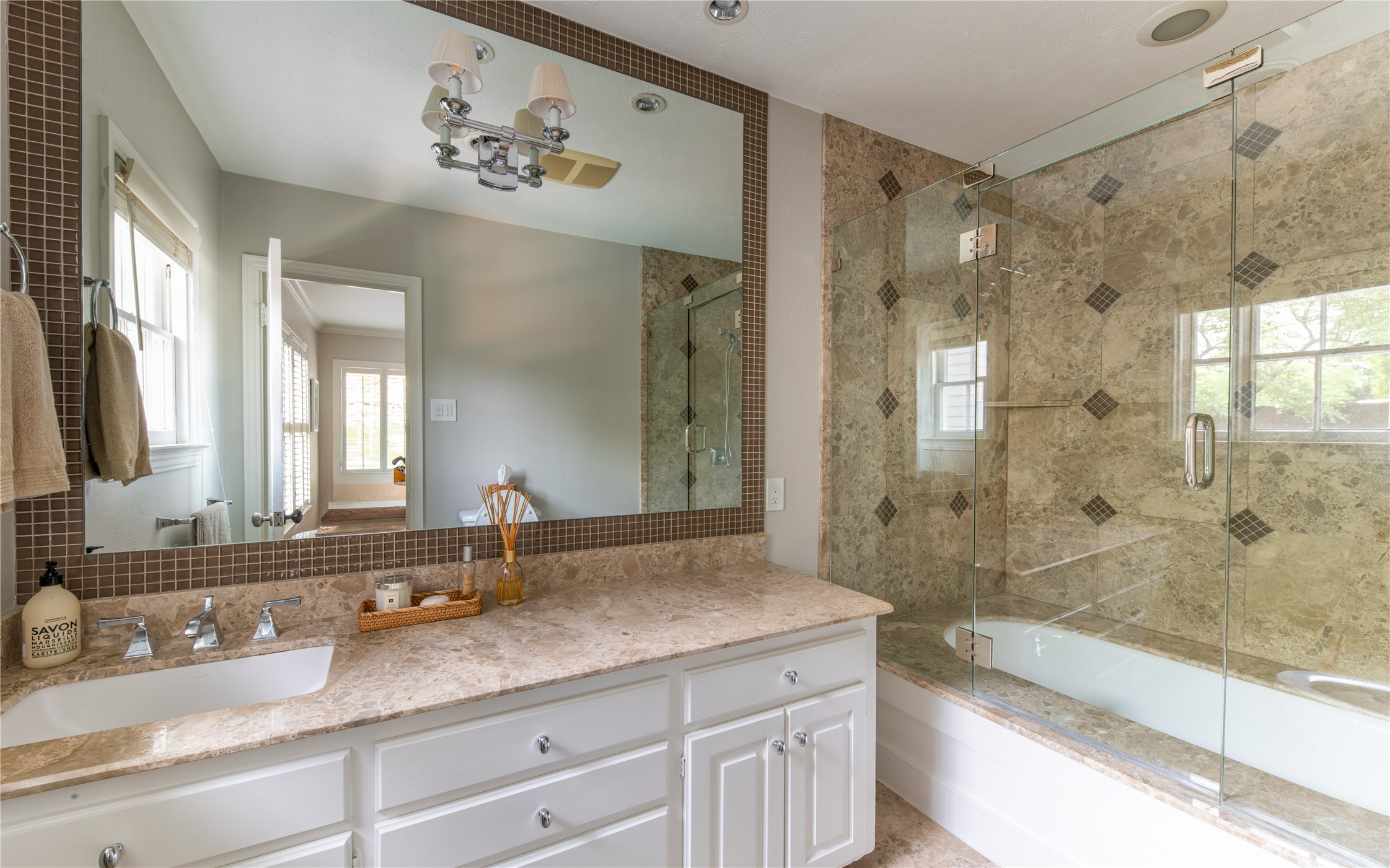 4623 S Versailles Avenue