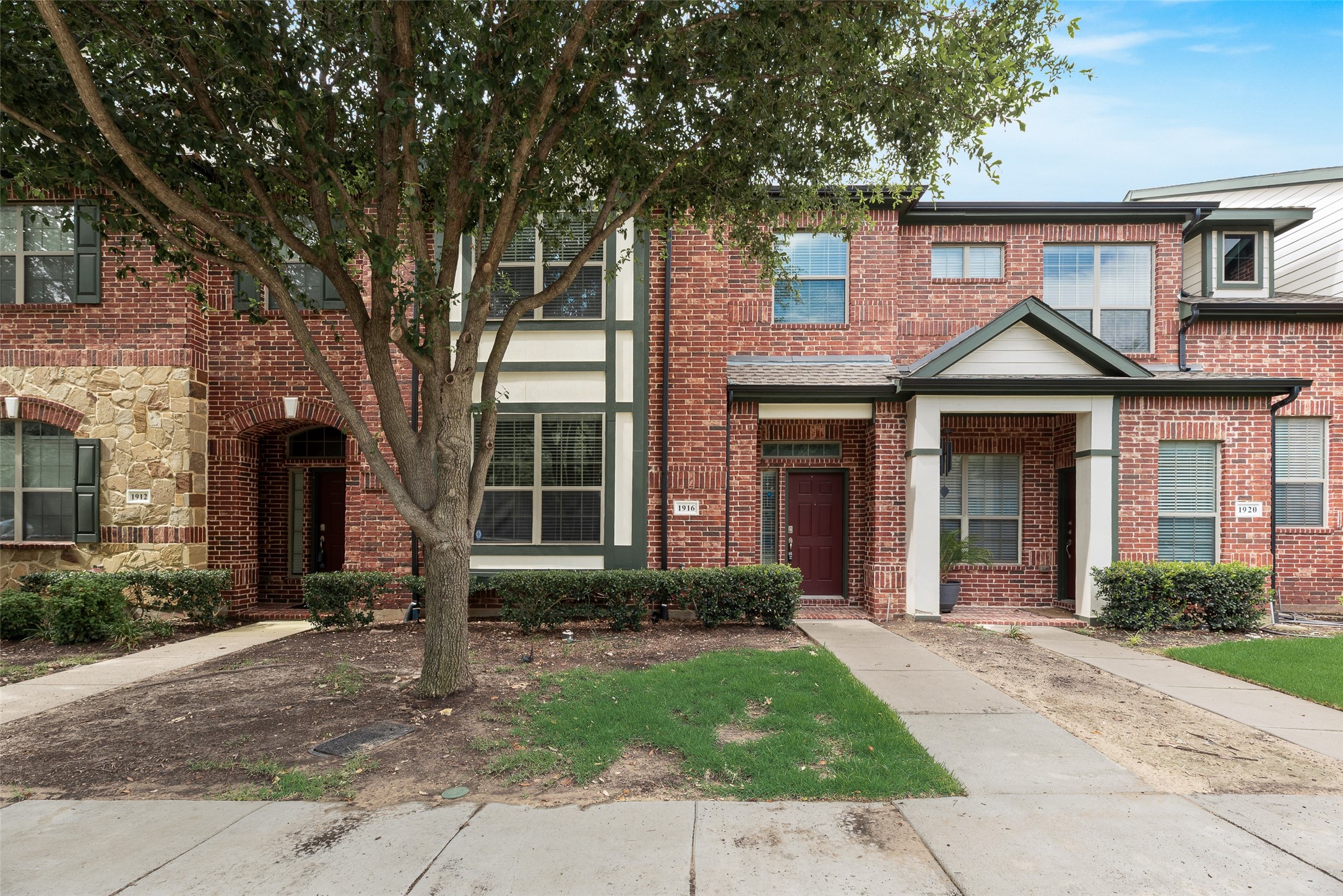 1916 Lantana Lane