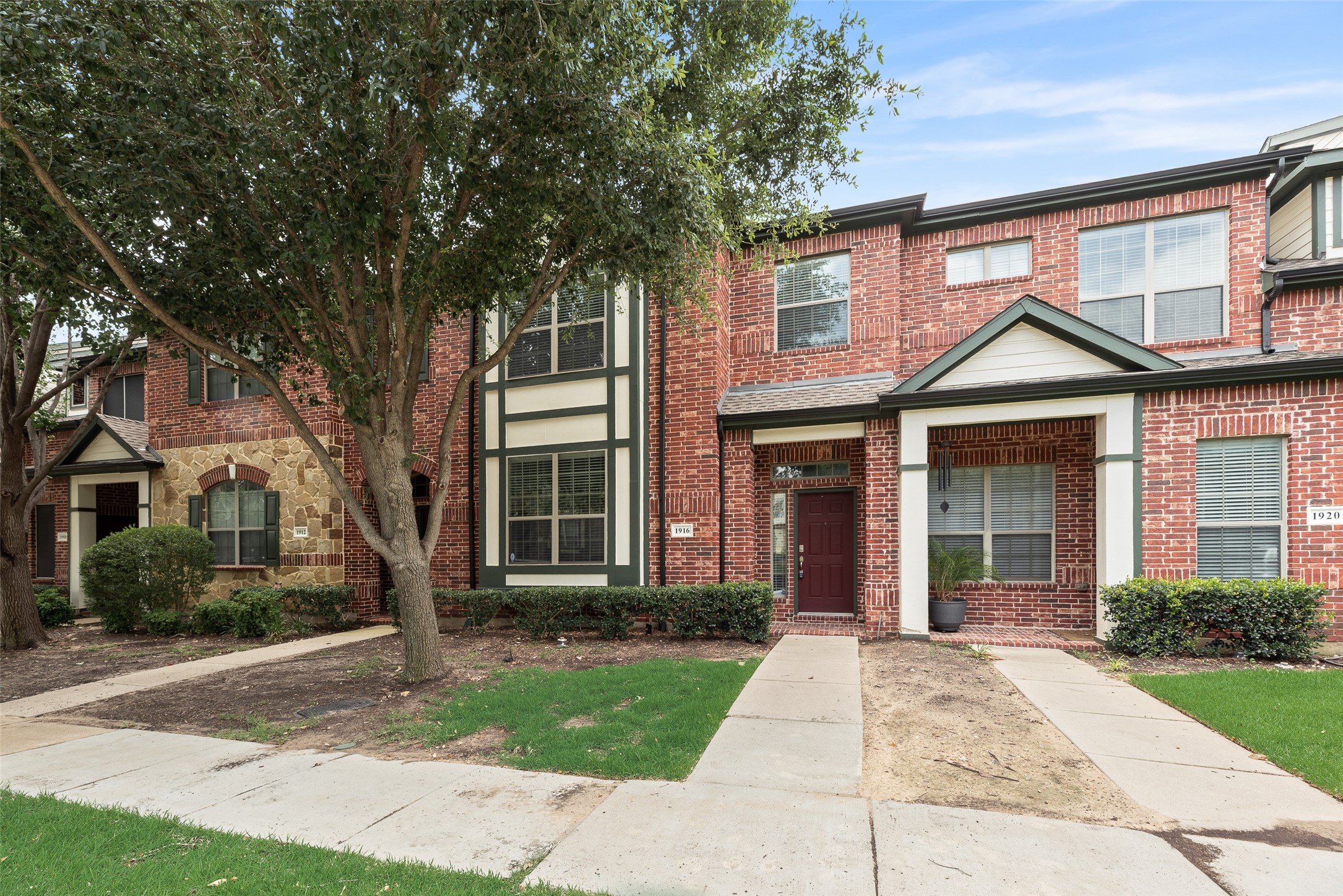 1916 Lantana Lane
