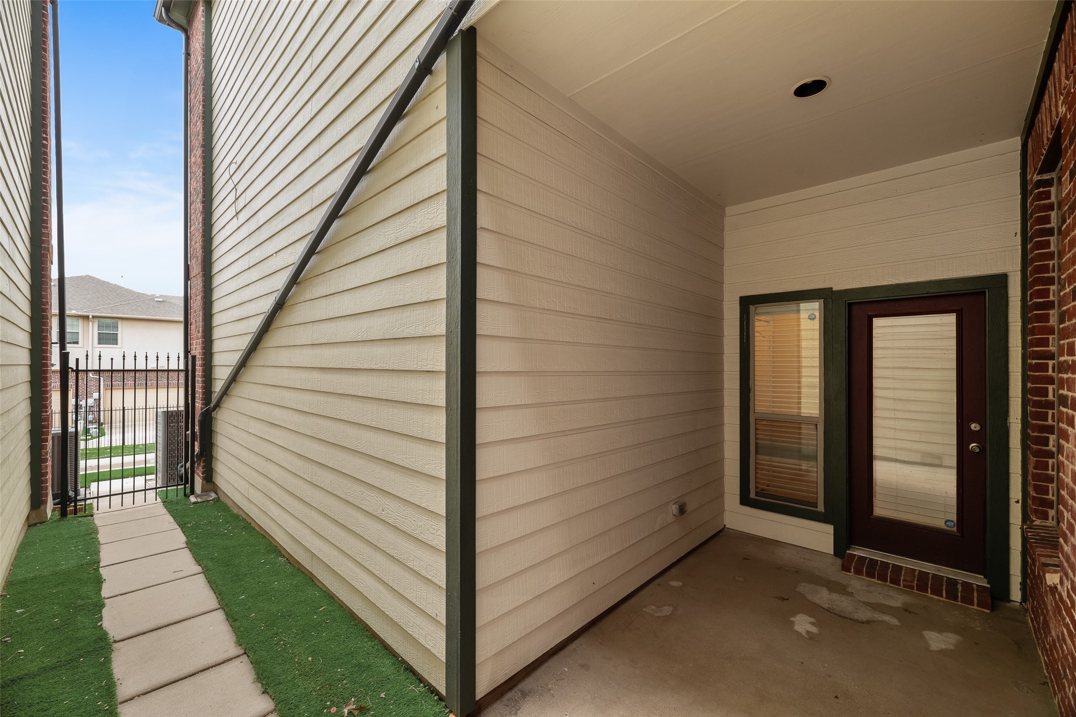 1916 Lantana Lane