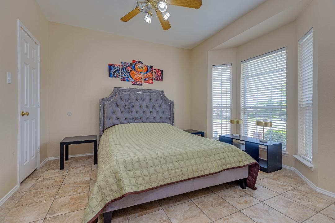 3926 Rolling Oaks Drive