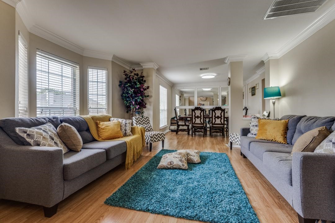 3926 Rolling Oaks Drive
