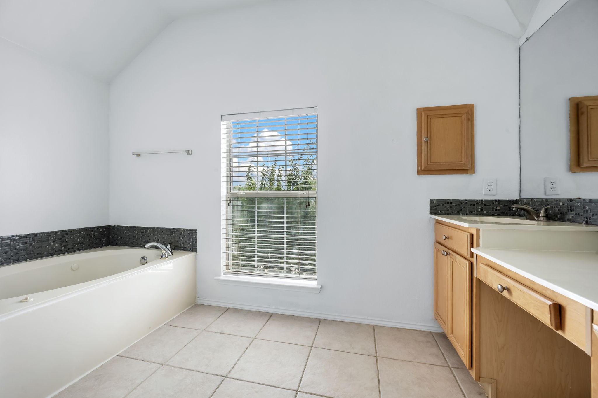 3926 Rolling Oaks Drive