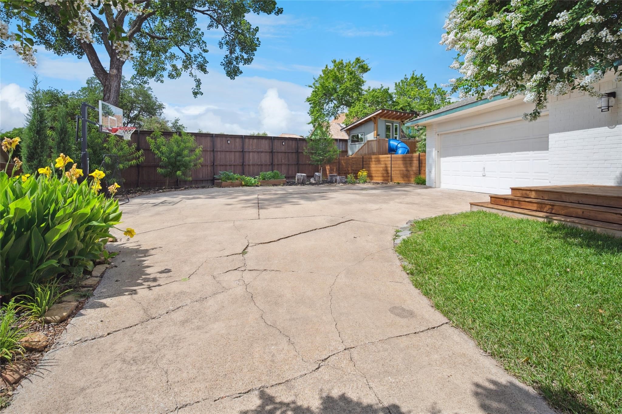 313 W Lookout Drive