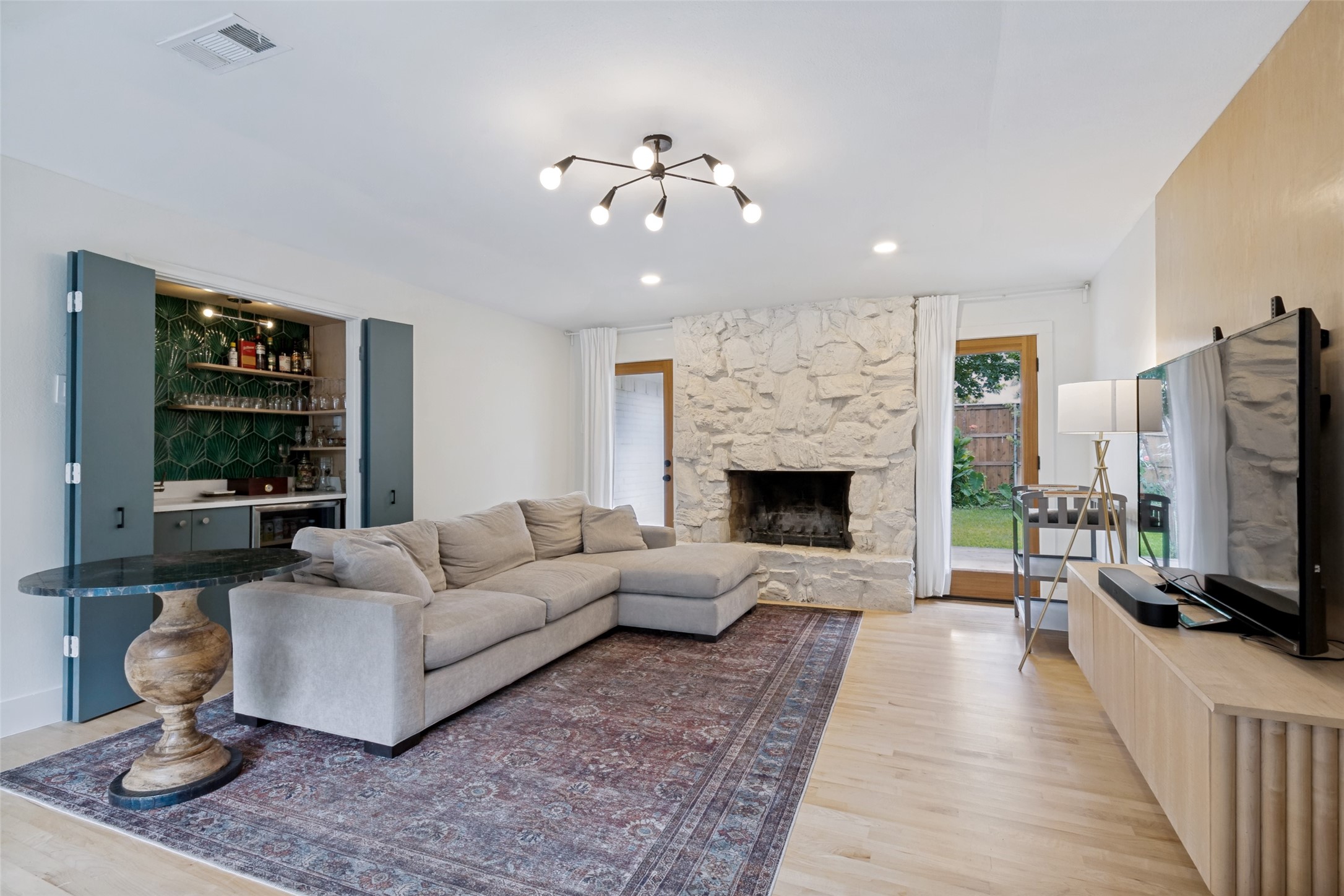 313 W Lookout Drive