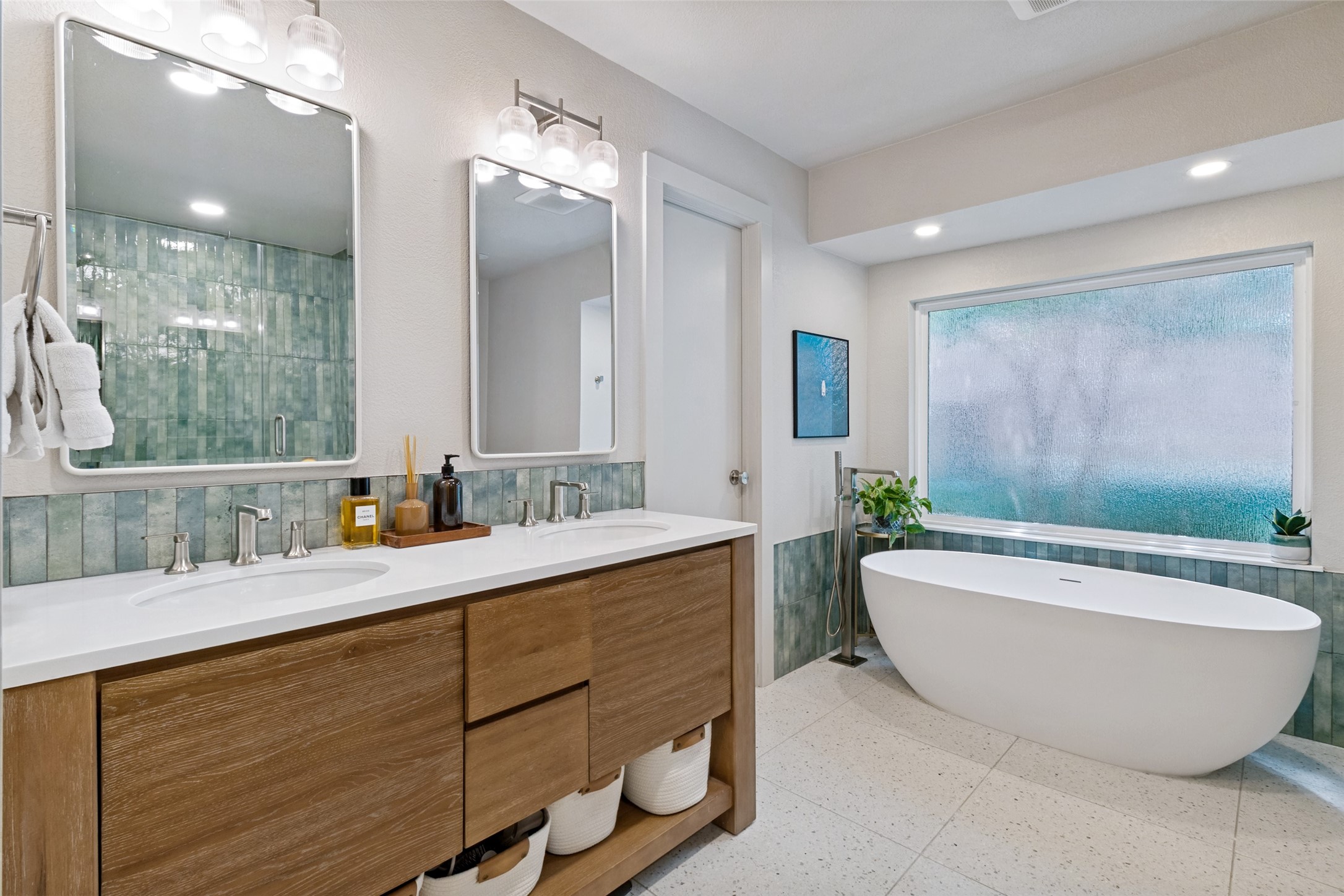 313 W Lookout Drive