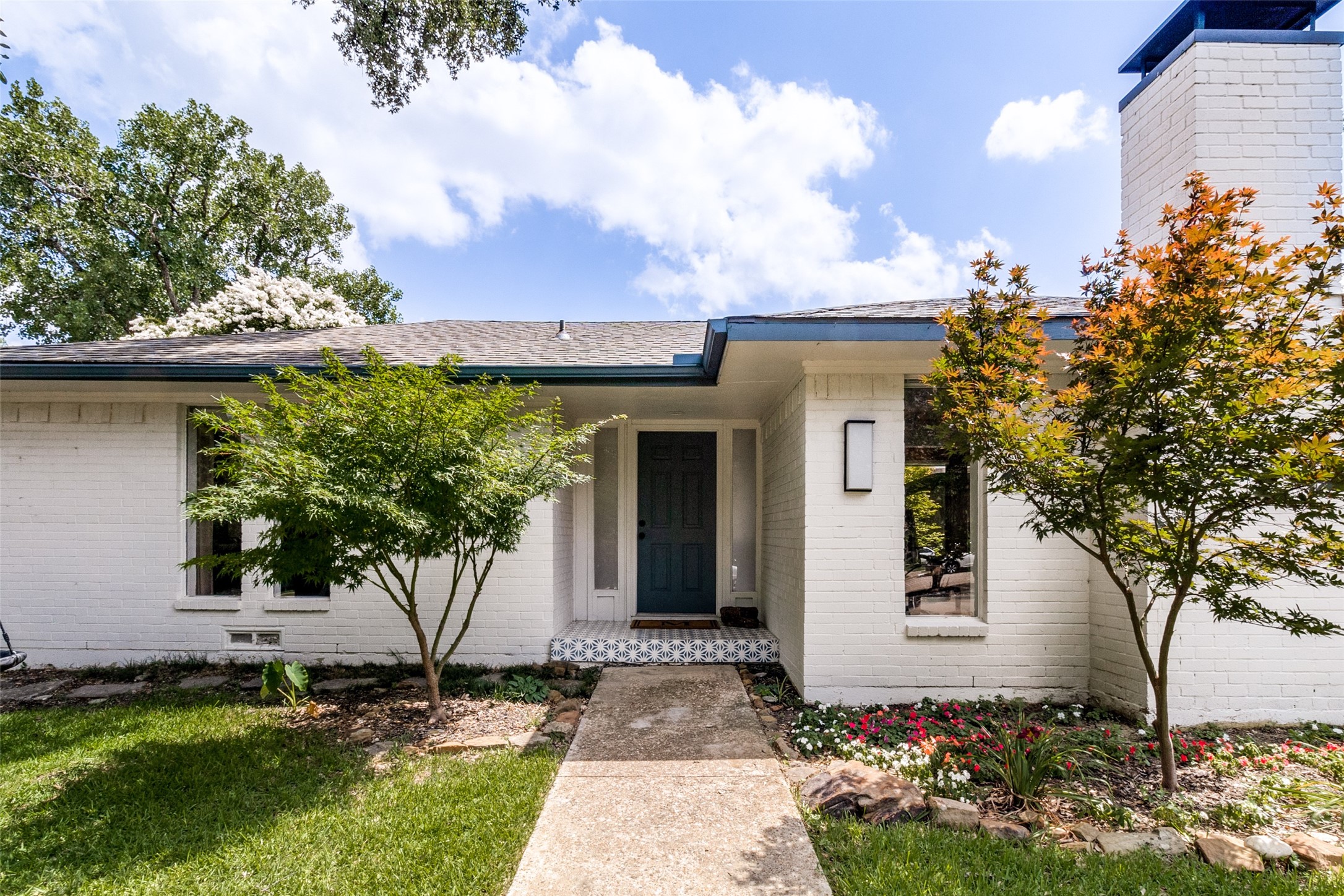 313 W Lookout Drive