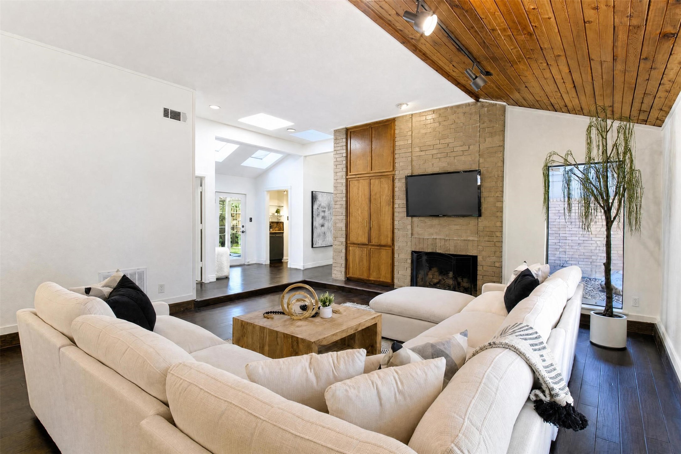 11901 Woodbridge Drive