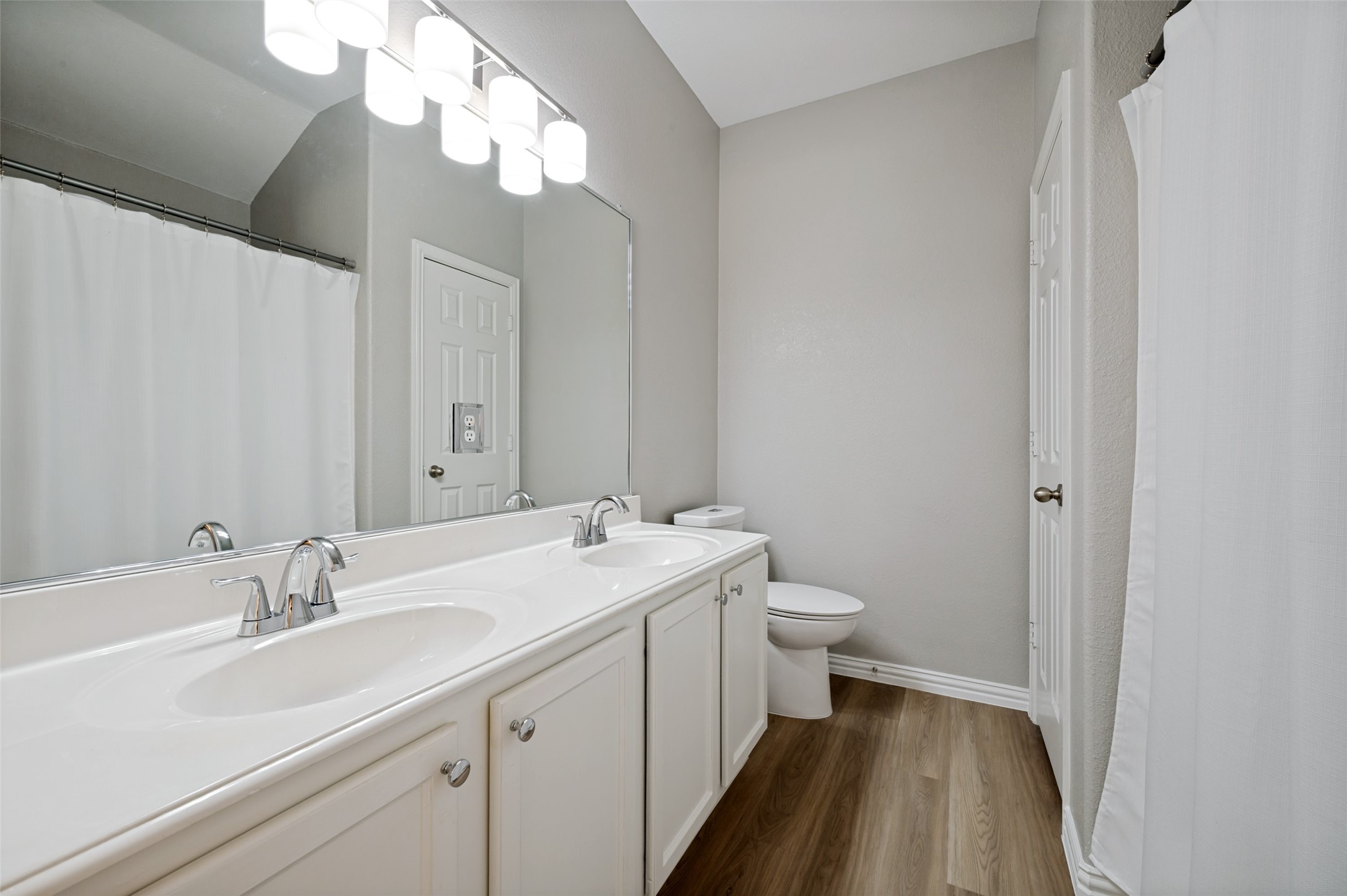 3707 Redwood Circle
