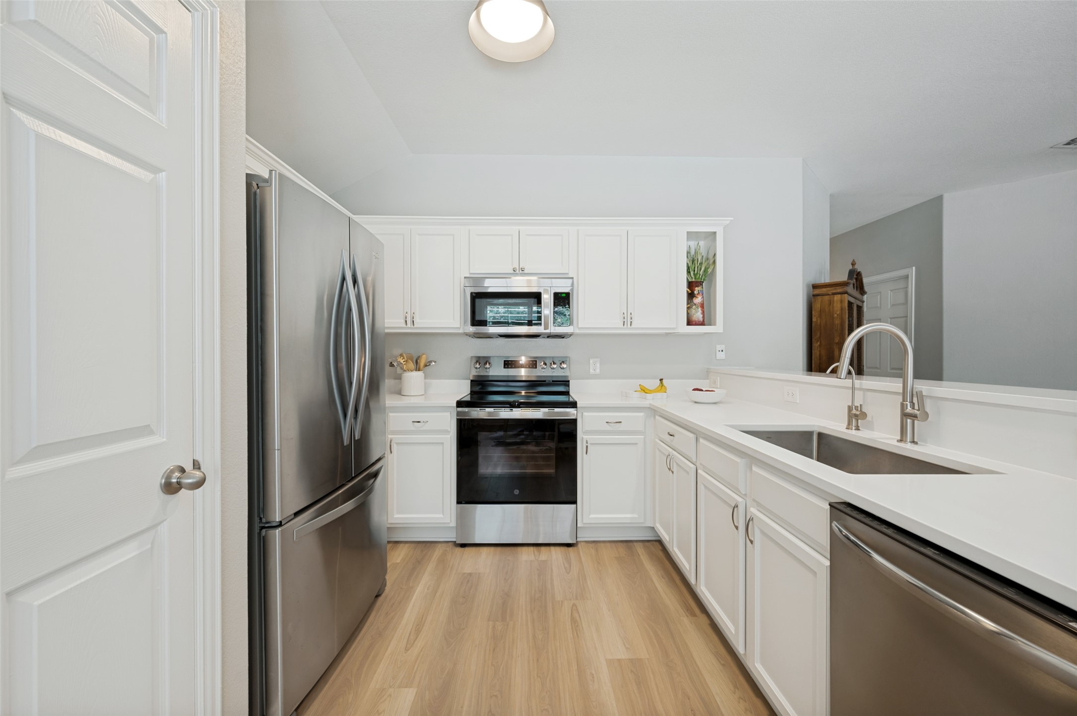 3707 Redwood Circle