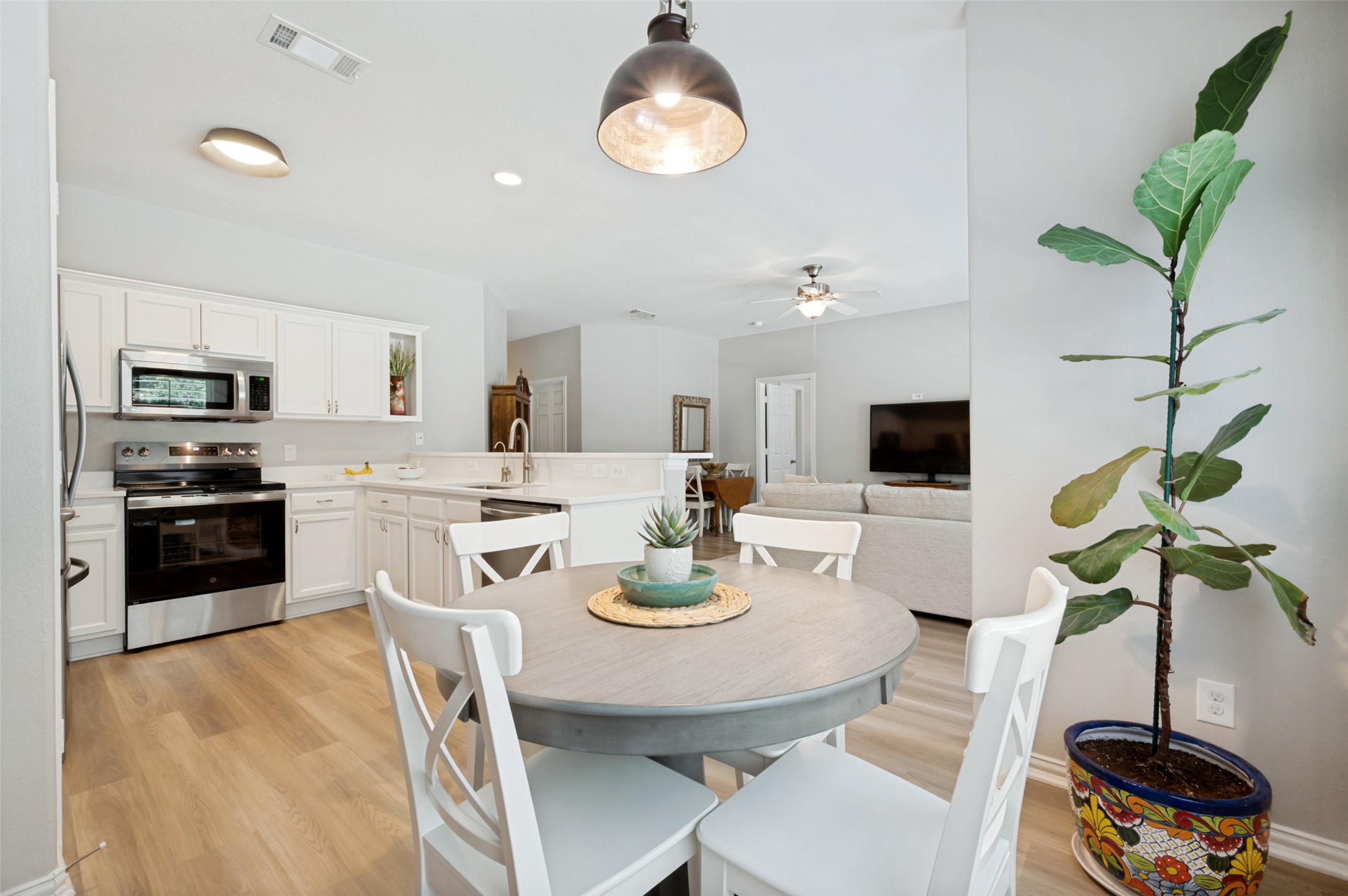 3707 Redwood Circle