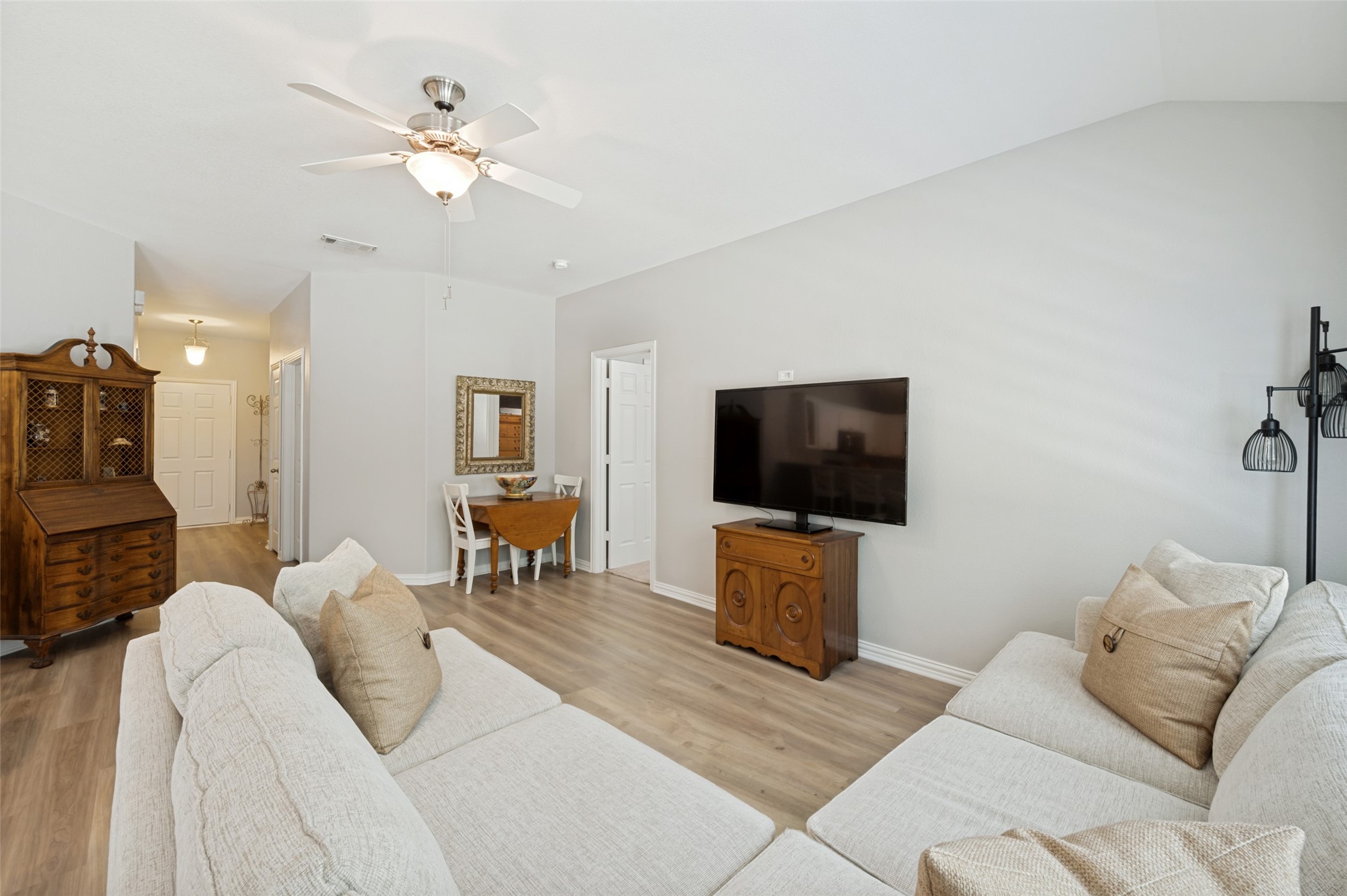 3707 Redwood Circle