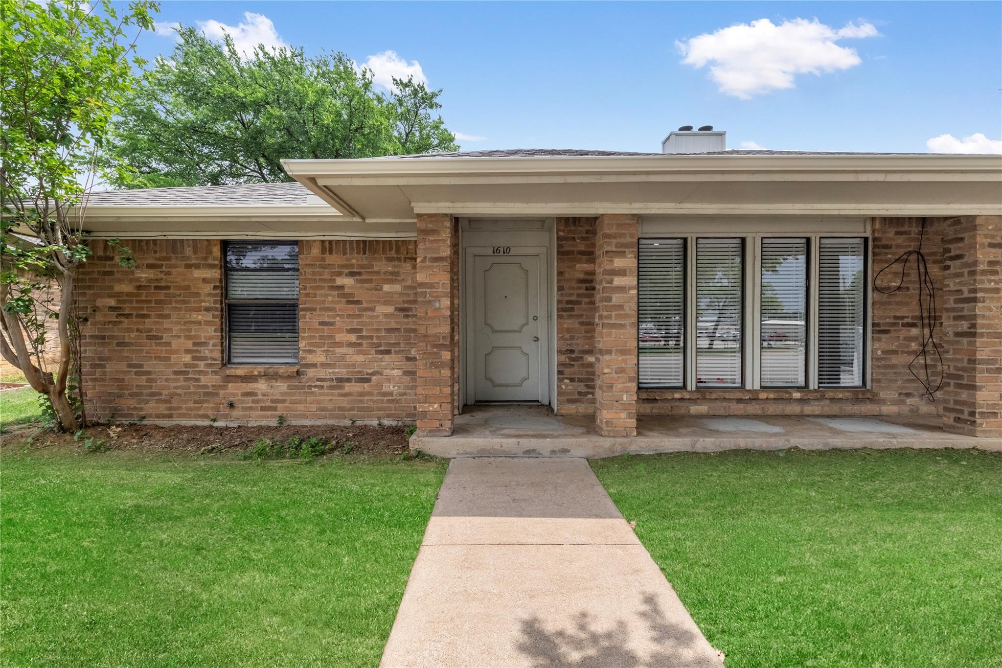 1610 Brown Trail