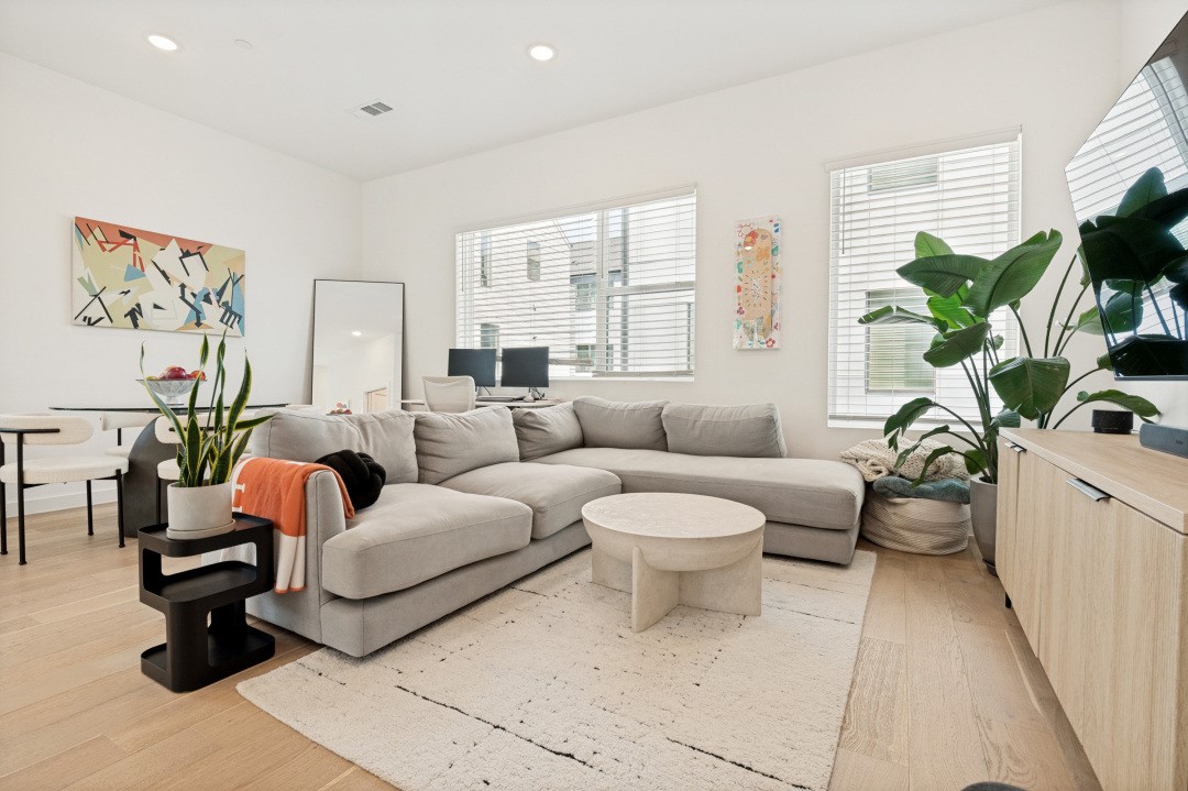 427 W 10th Street 201