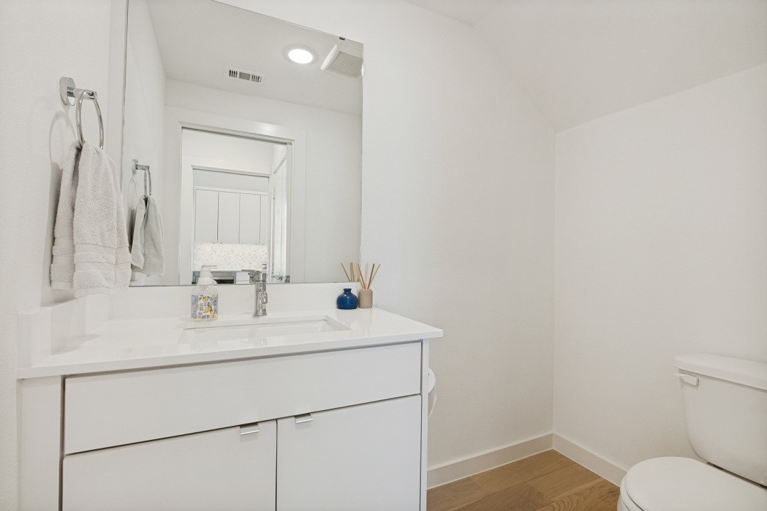 427 W 10th Street 201