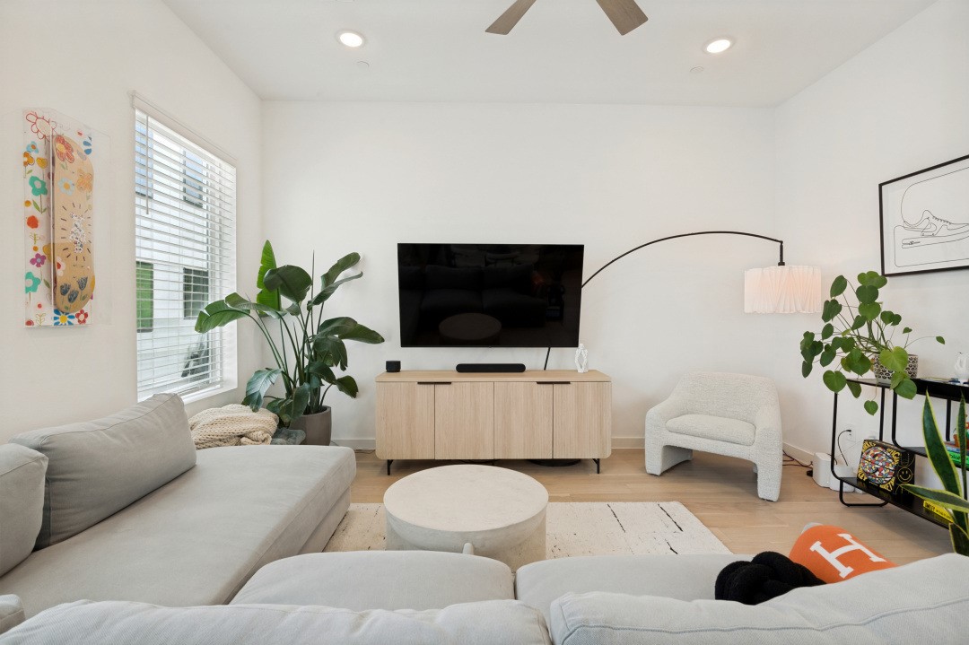 427 W 10th Street 201
