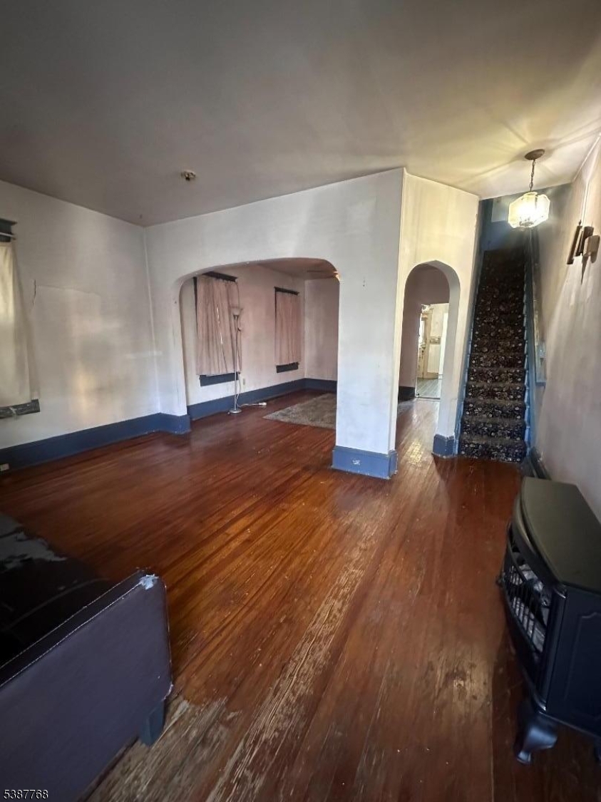 233 Irwin St